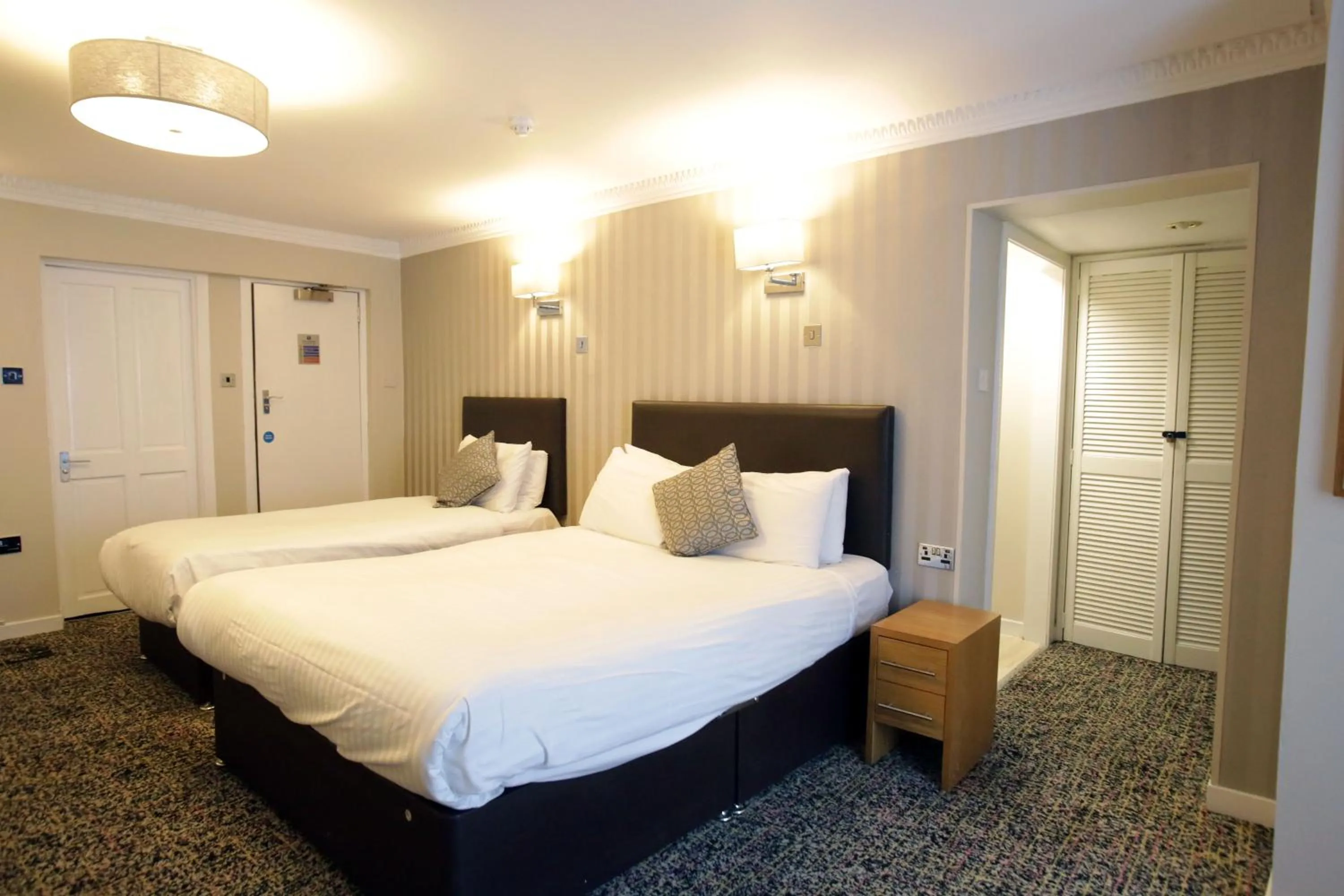 Photo of the whole room, Bed in Kelvingrove Hotel - Sauchiehall St