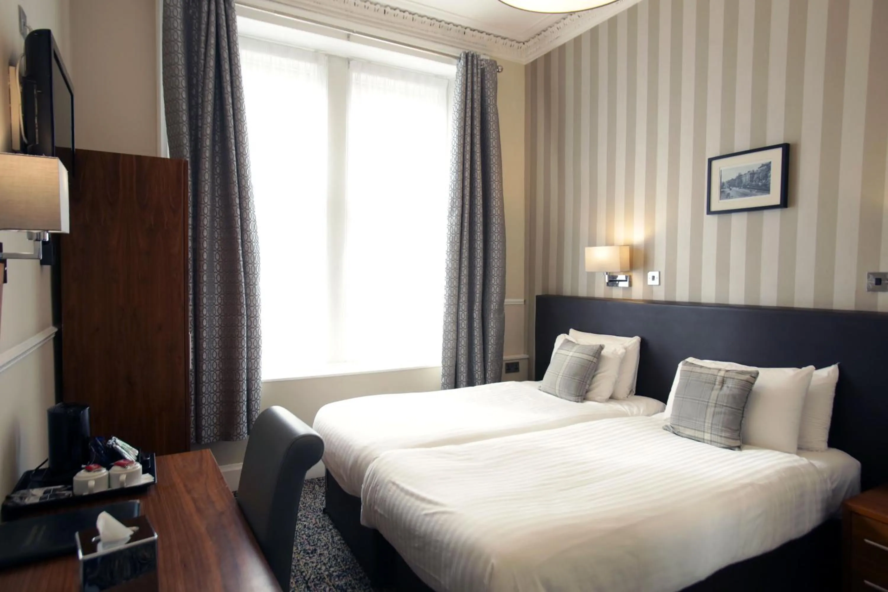 Photo of the whole room, Bed in Kelvingrove Hotel - Sauchiehall St