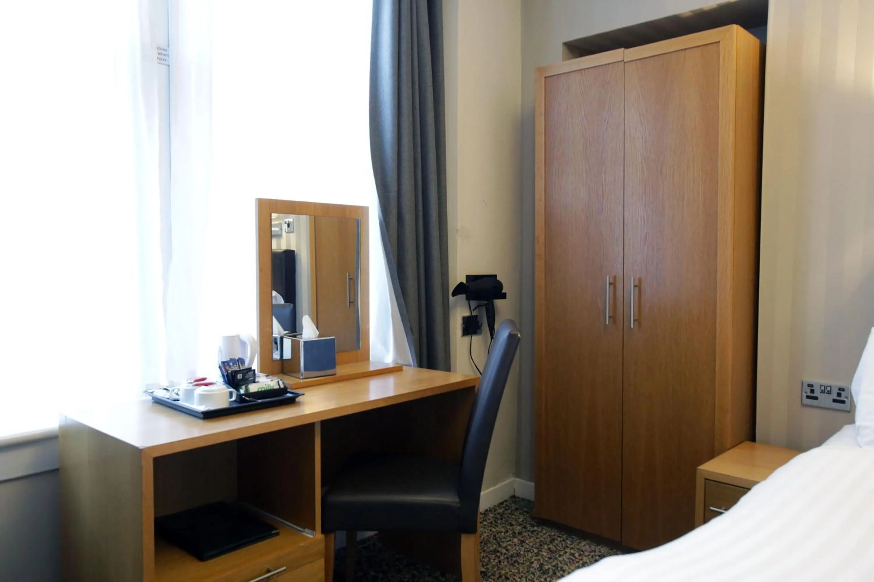 wardrobe, Bed in Kelvingrove Hotel - Sauchiehall St