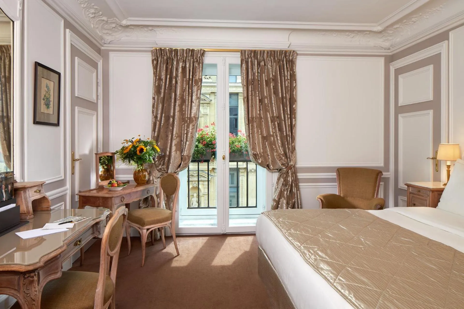 Photo of the whole room, Bed in Hôtel Regina Louvre
