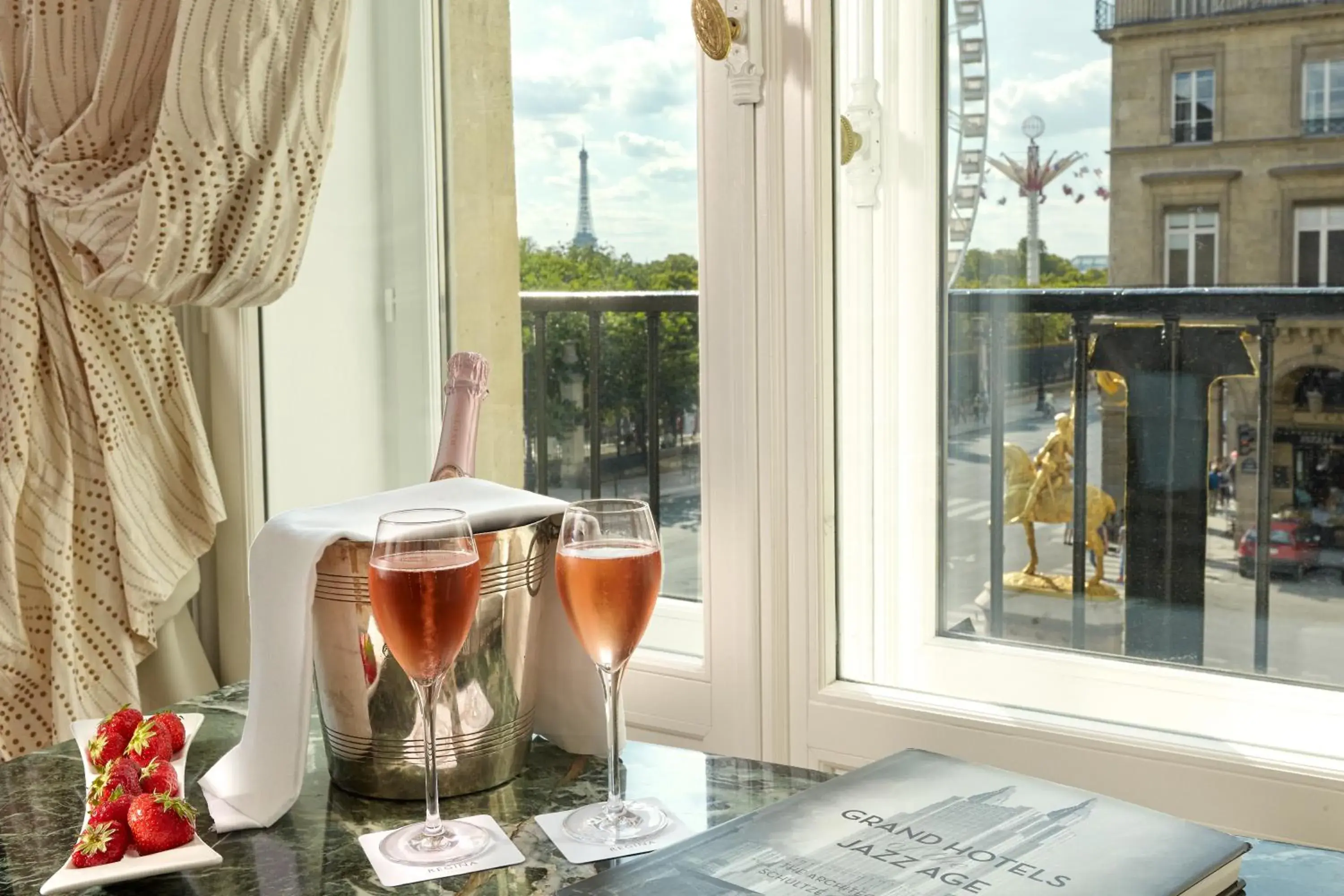 City view in Hôtel Regina Louvre City view in Hôtel Regina Louvre