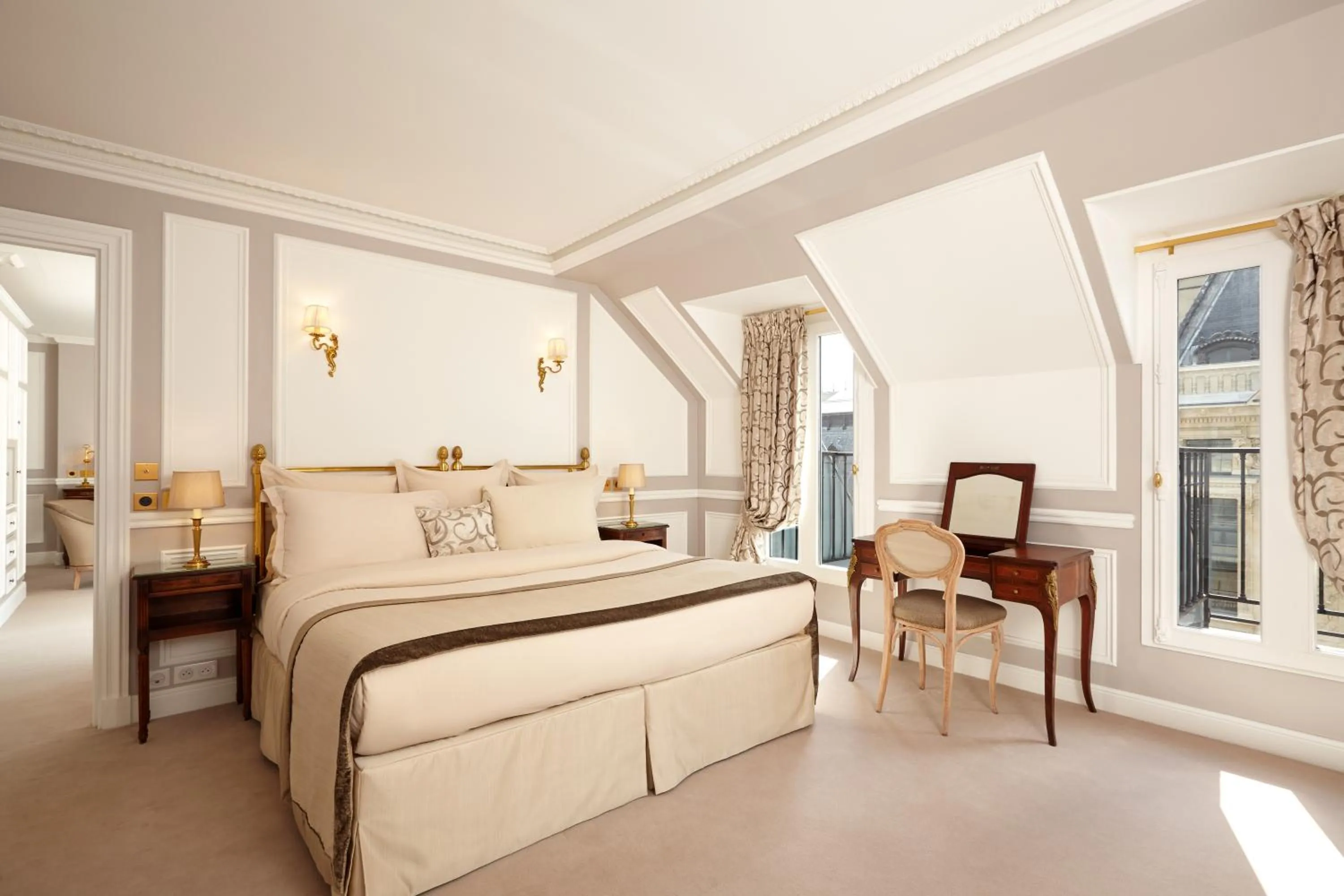 Photo of the whole room, Bed in Hôtel Regina Louvre