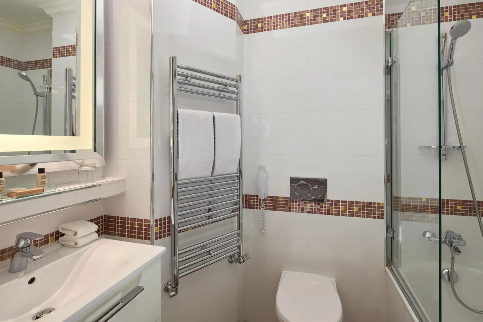 Bathroom in Hôtel Regina Louvre