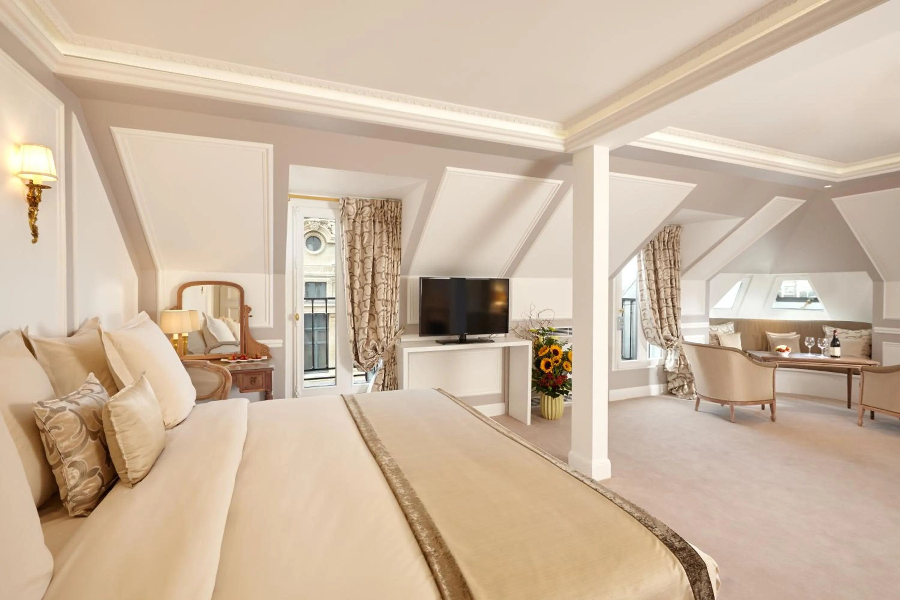 Bedroom, Bed in Hôtel Regina Louvre