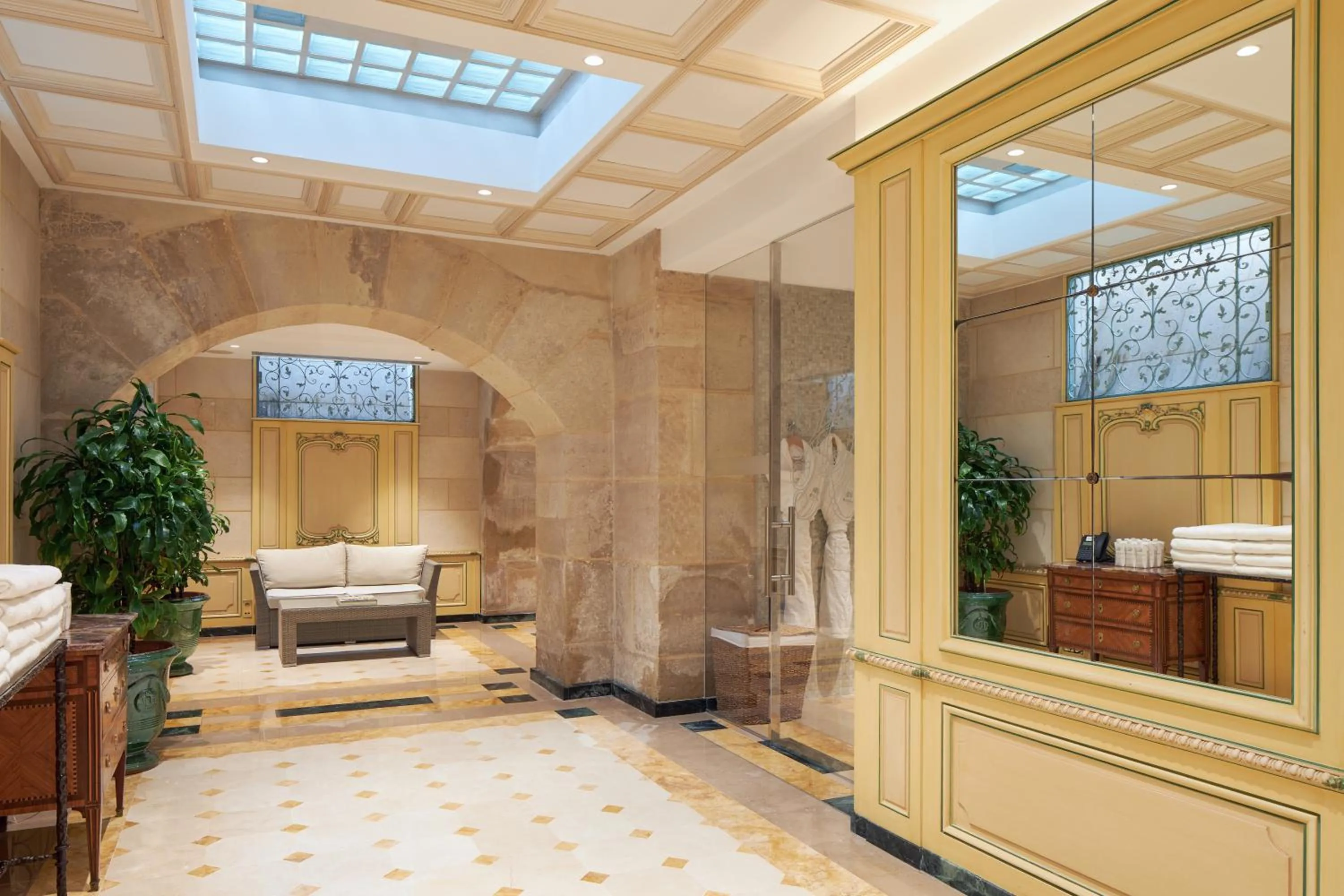 Spa and wellness centre/facilities in Hôtel Regina Louvre