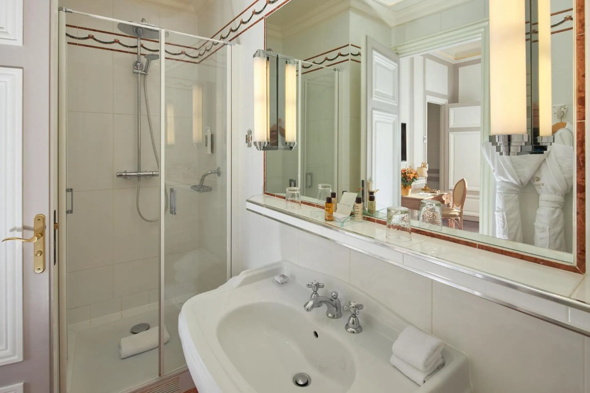 Bathroom in Hôtel Regina Louvre