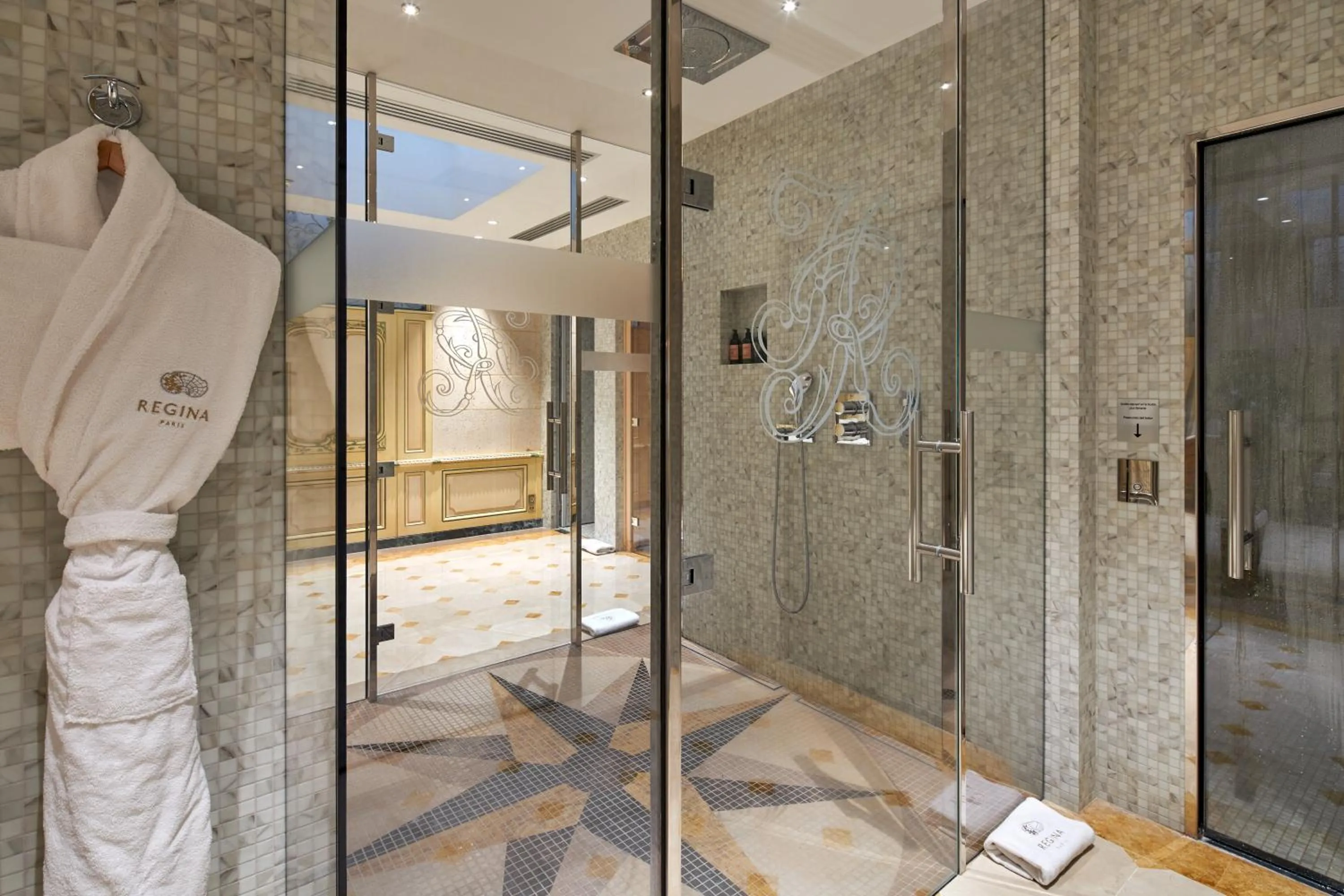 Shower in Hôtel Regina Louvre