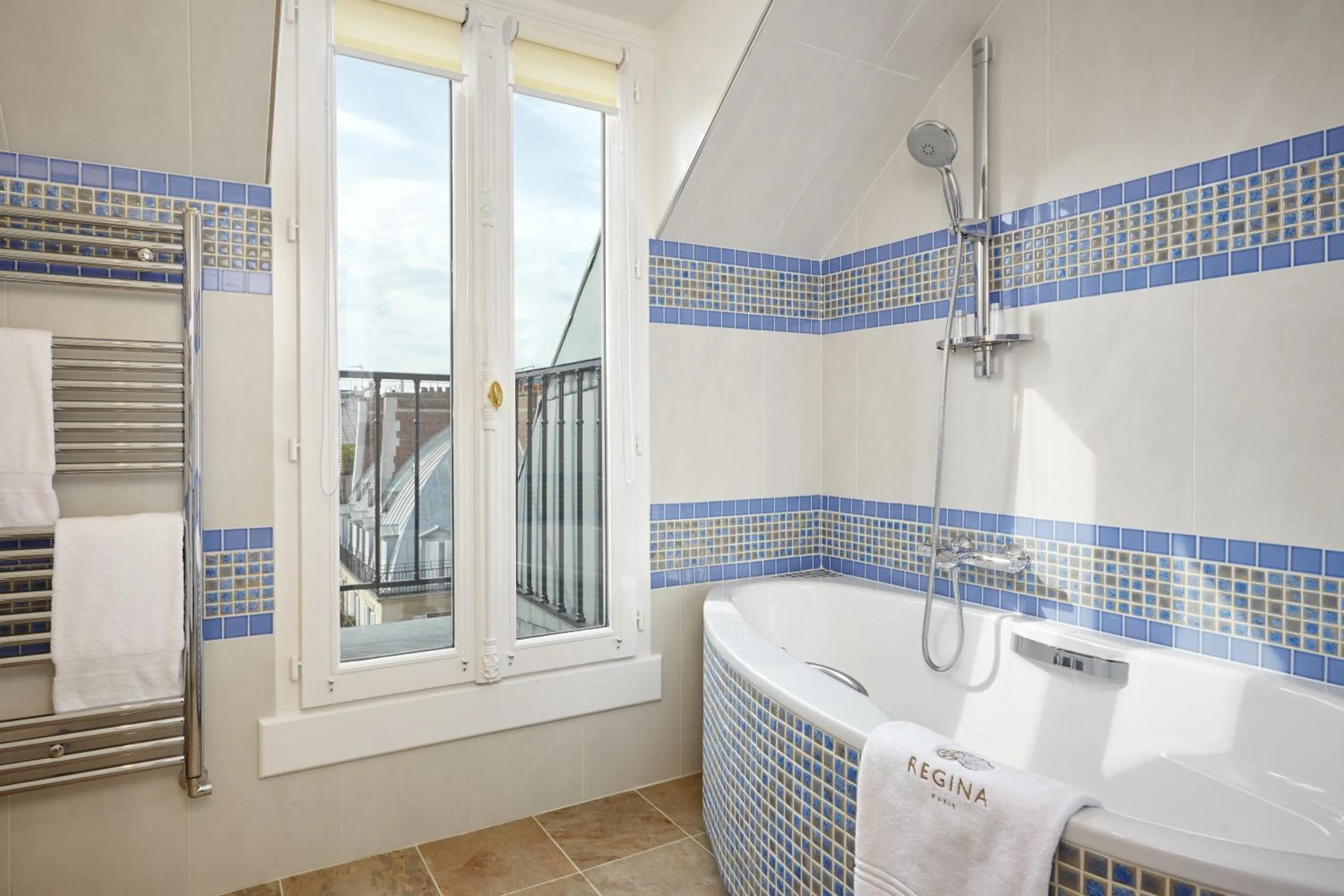 Bathroom in Hôtel Regina Louvre