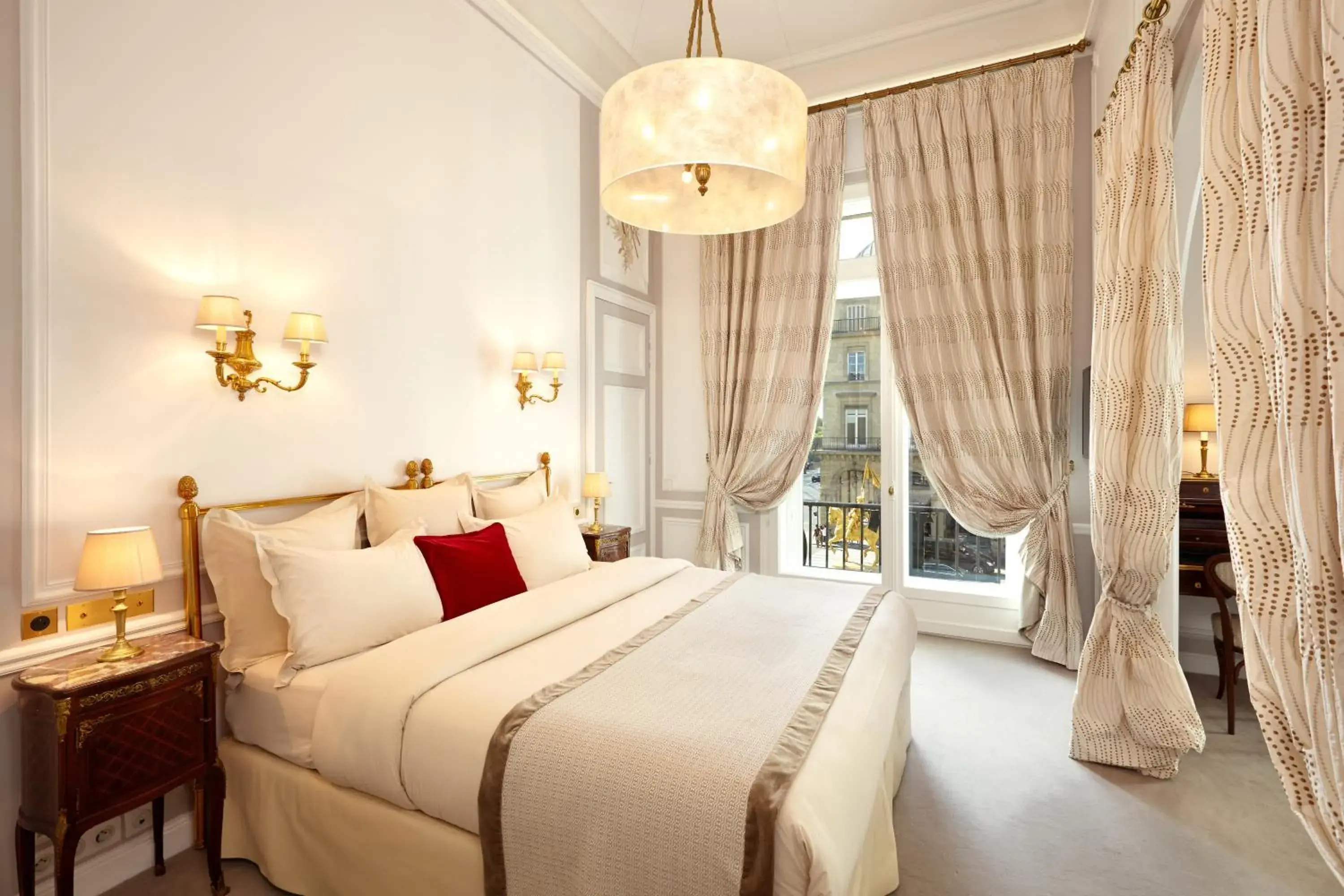 Bedroom, Bed in Hôtel Regina Louvre Bedroom, Bed in Hôtel Regina Louvre