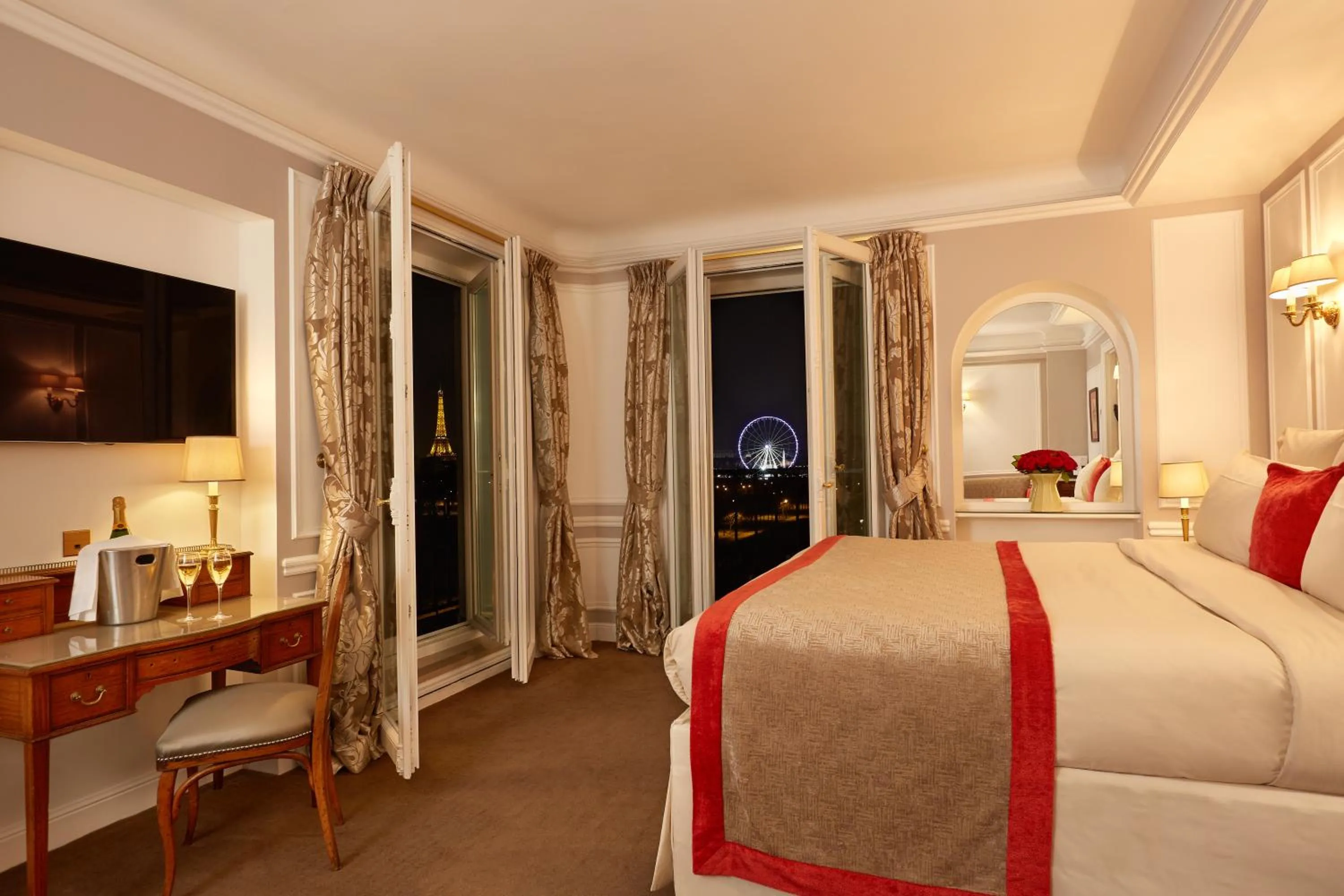 Bed in Hôtel Regina Louvre