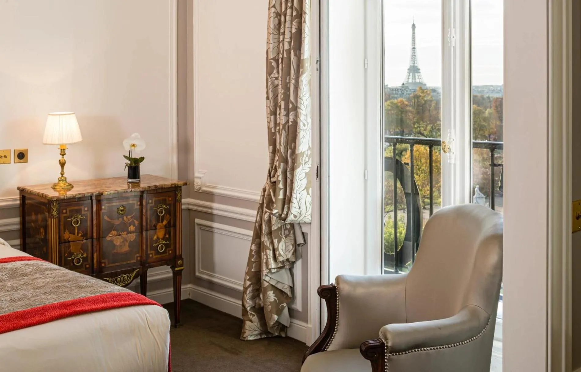 View (from property/room), Bed in Hôtel Regina Louvre