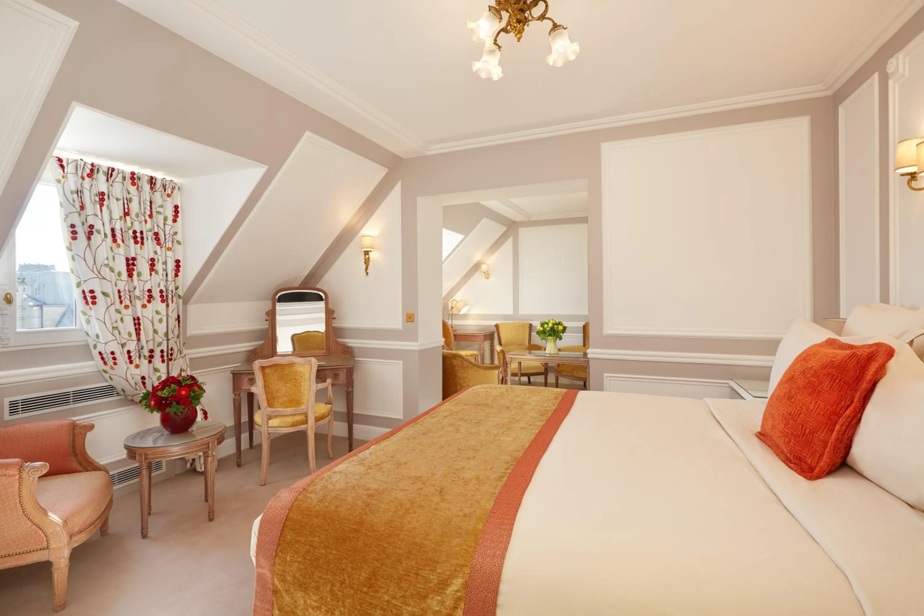 Bedroom, Bed in Hôtel Regina Louvre