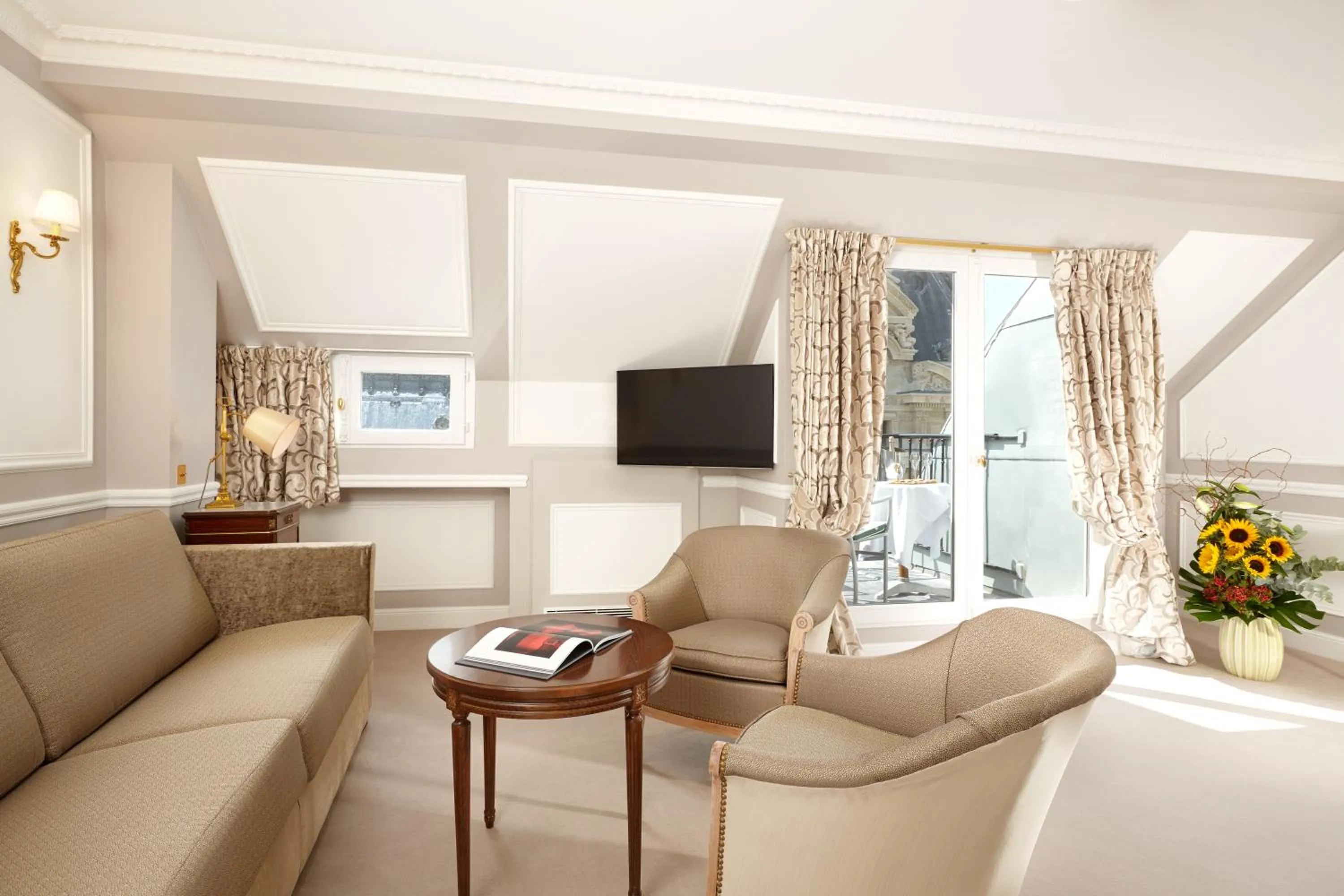 TV and multimedia in Hôtel Regina Louvre