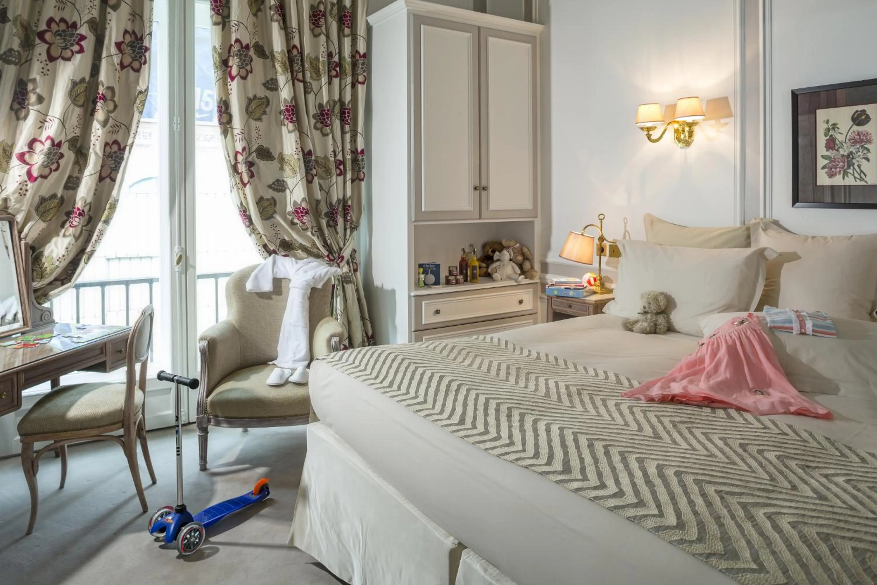 Bed in Hôtel Regina Louvre