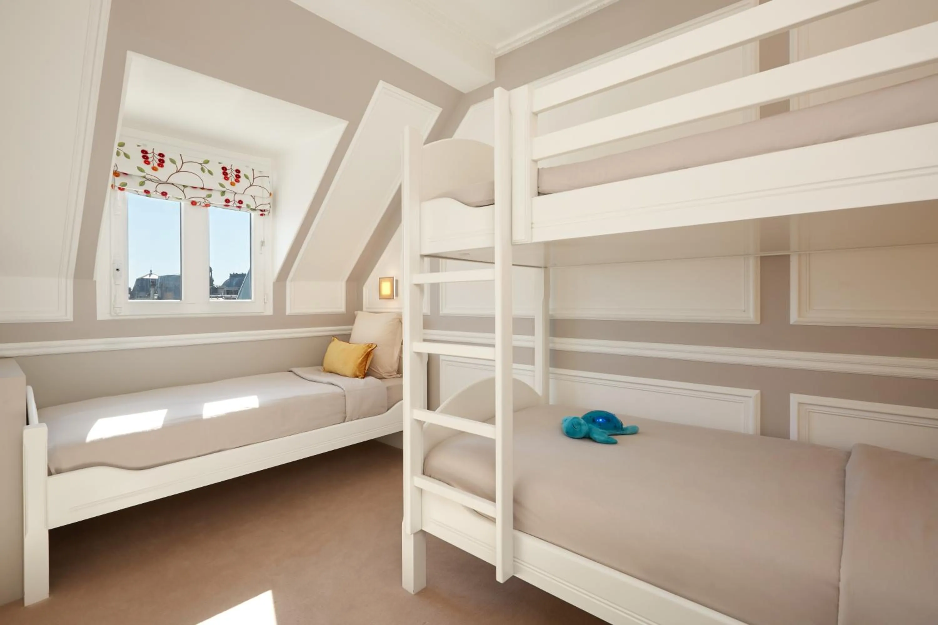 Photo of the whole room, Bed in Hôtel Regina Louvre