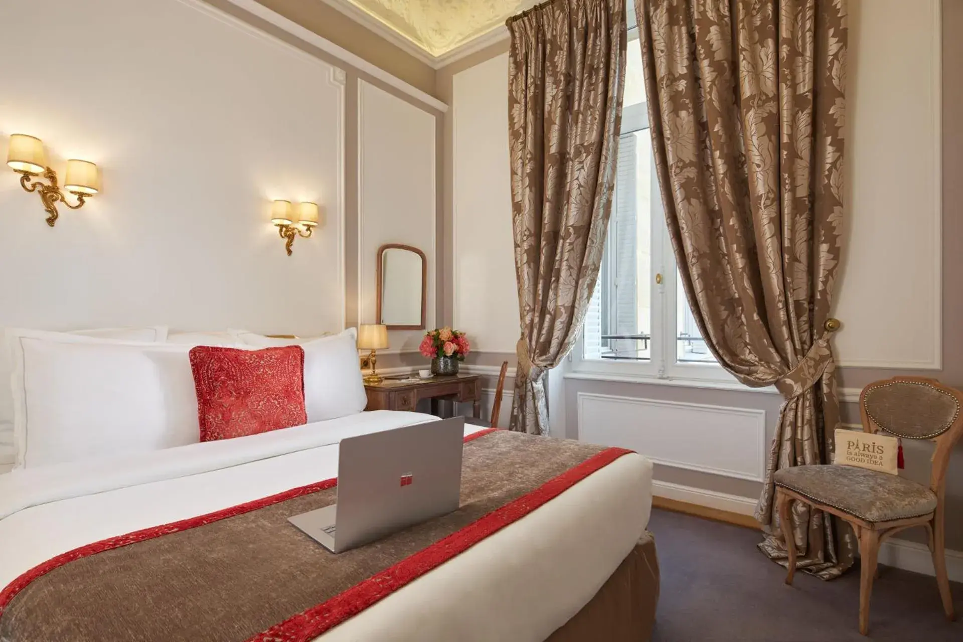 Superior Room (Cozy) in Hôtel Regina Louvre Superior Room (Cozy) in Hôtel Regina Louvre