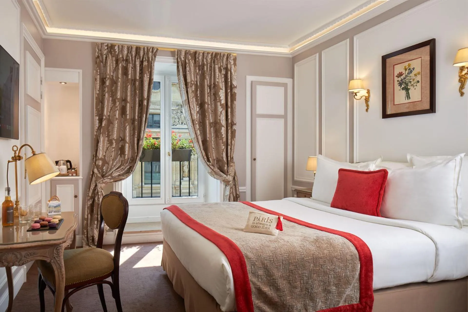 Photo of the whole room, Bed in Hôtel Regina Louvre