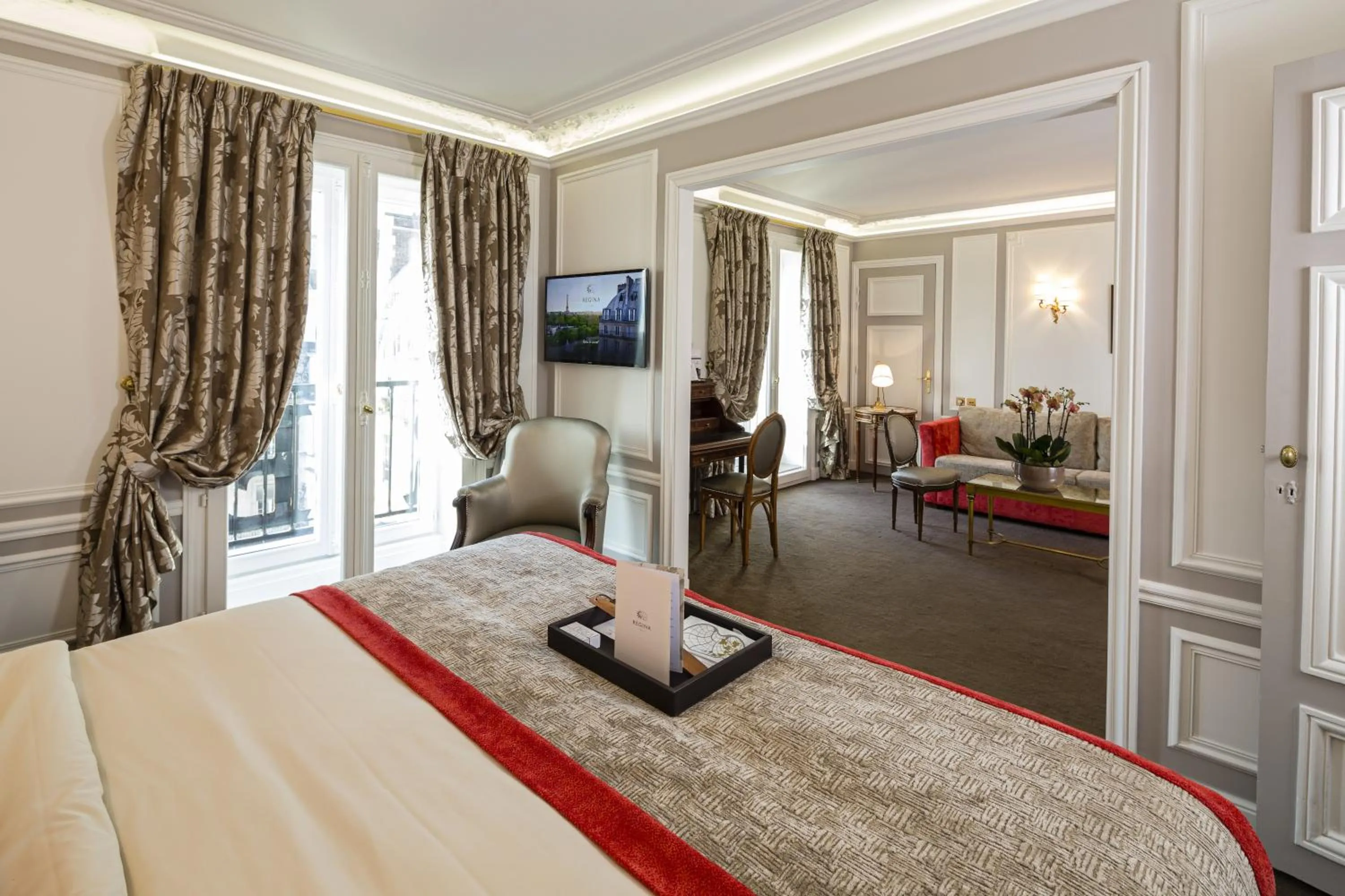 Bed in Hôtel Regina Louvre