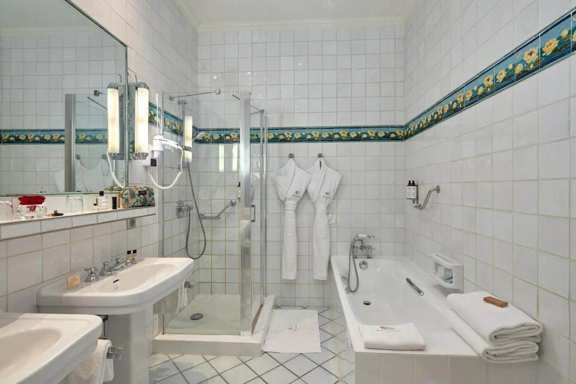 Shower in Hôtel Regina Louvre