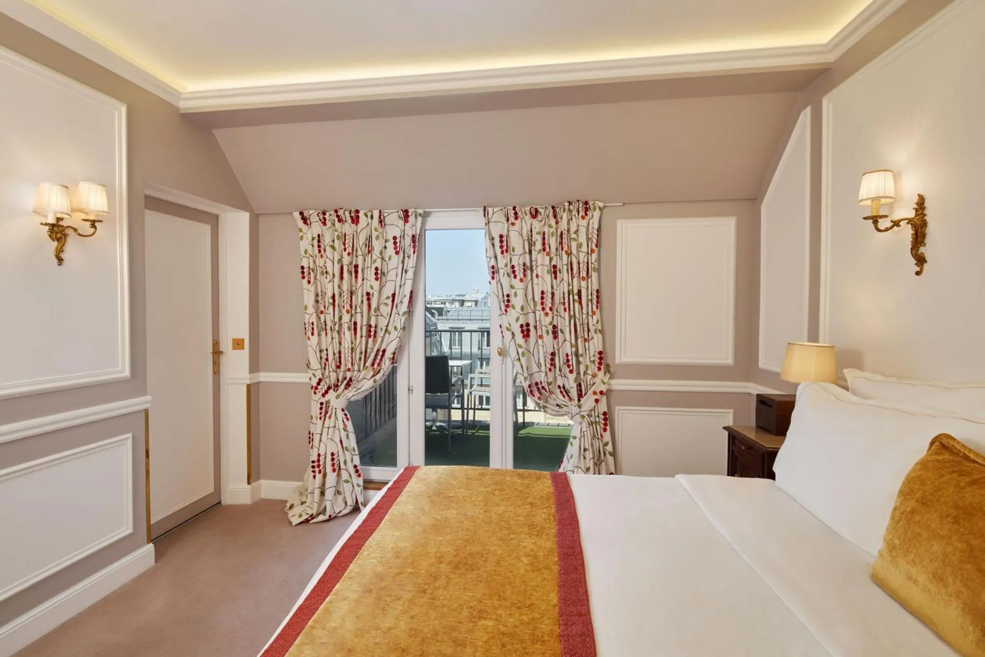 Balcony/Terrace, Bed in Hôtel Regina Louvre