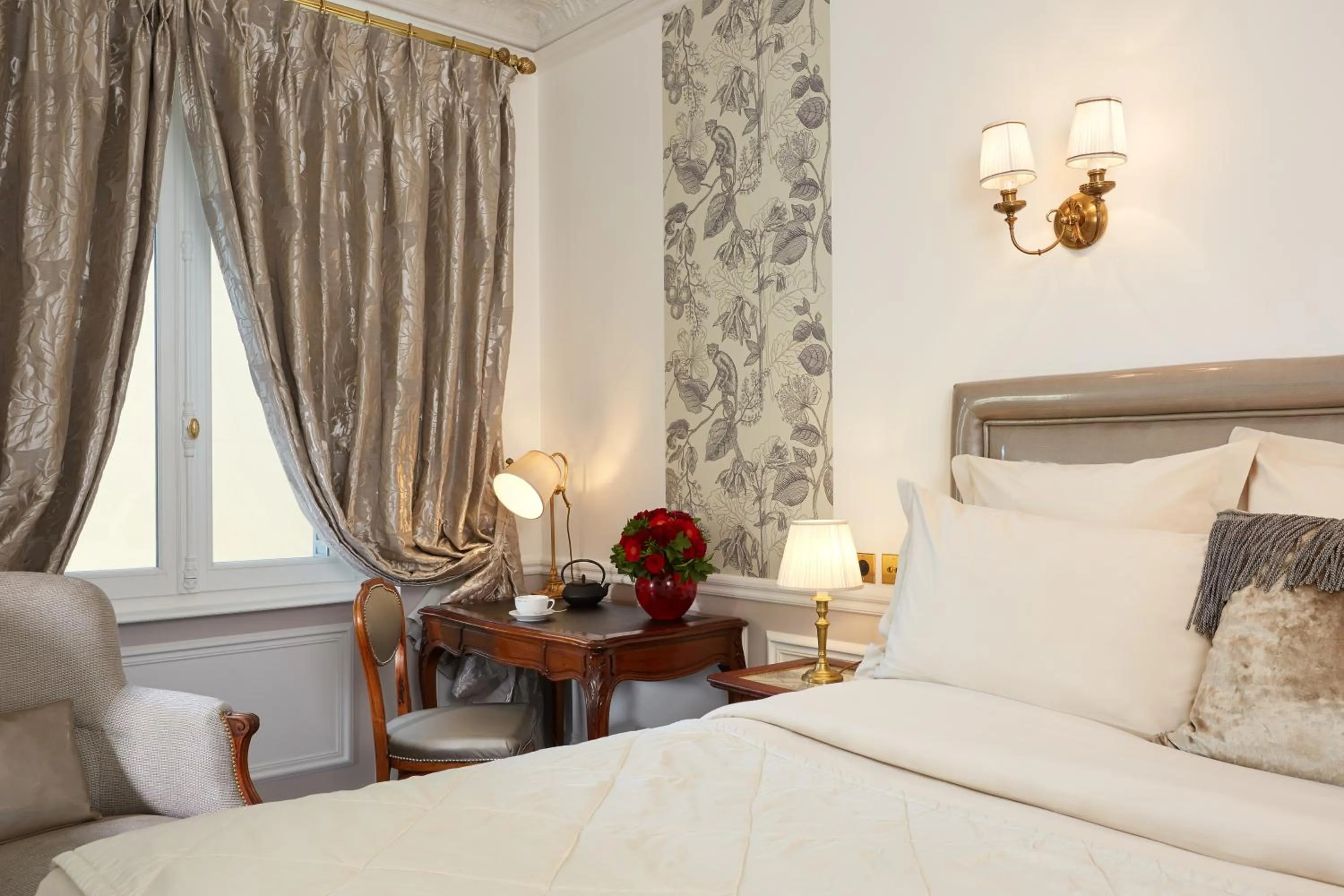 Bed in Hôtel Regina Louvre