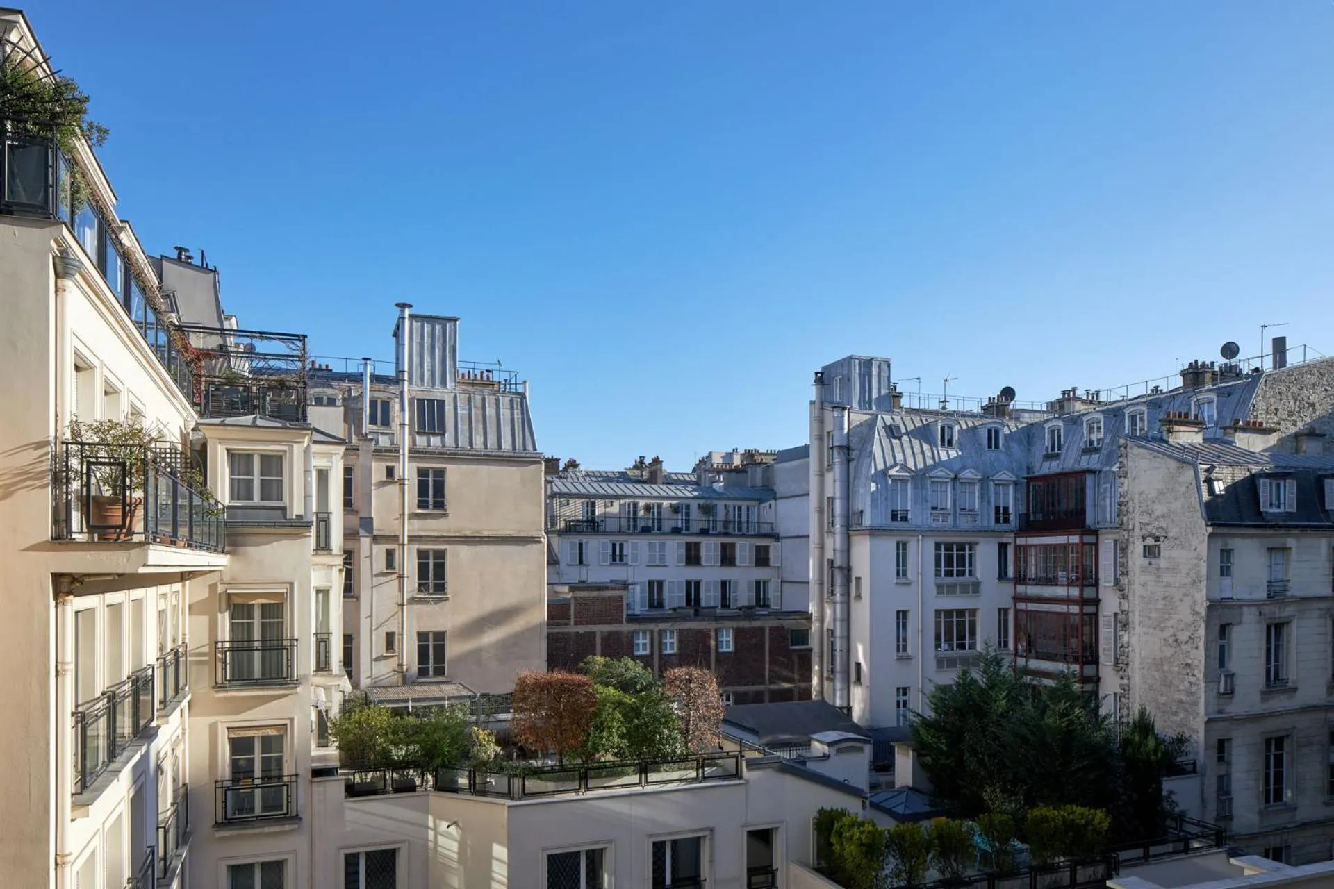 Inner courtyard view in Hôtel Regina Louvre