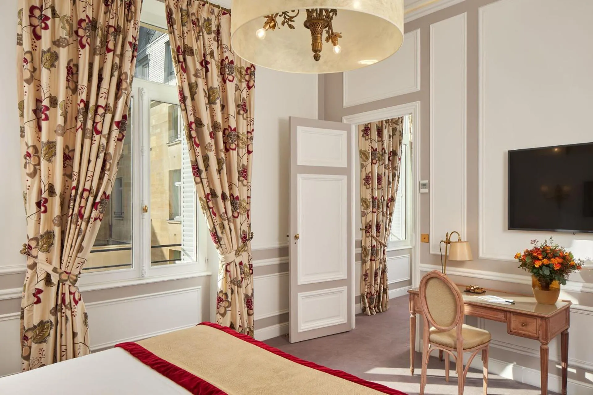 Bedroom, Bed in Hôtel Regina Louvre