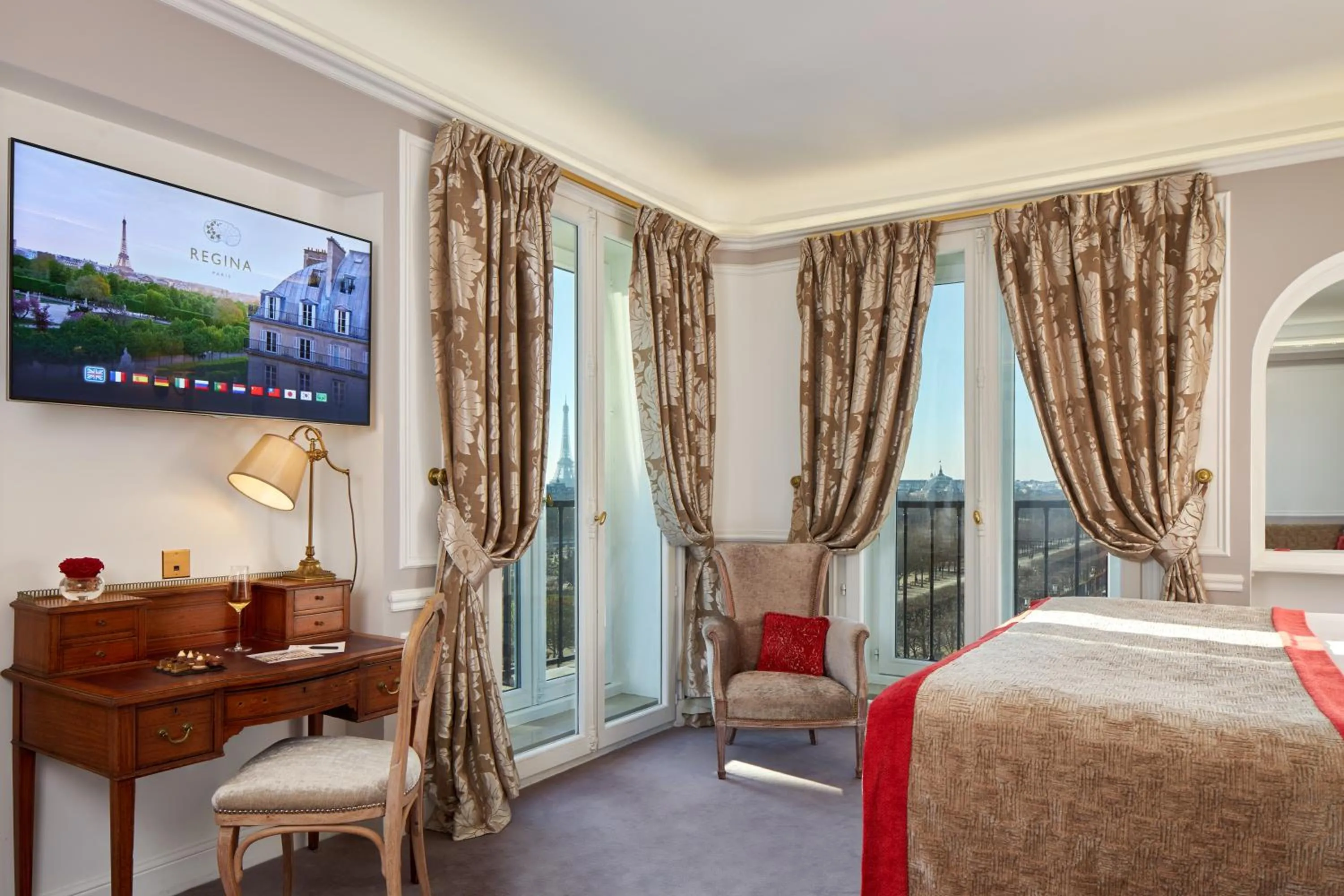 Bed in Hôtel Regina Louvre