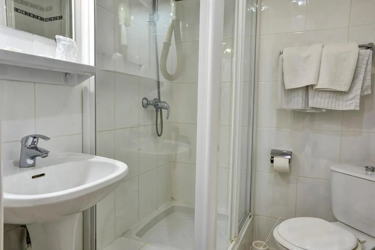 Bathroom in Hôtel Paris Nord