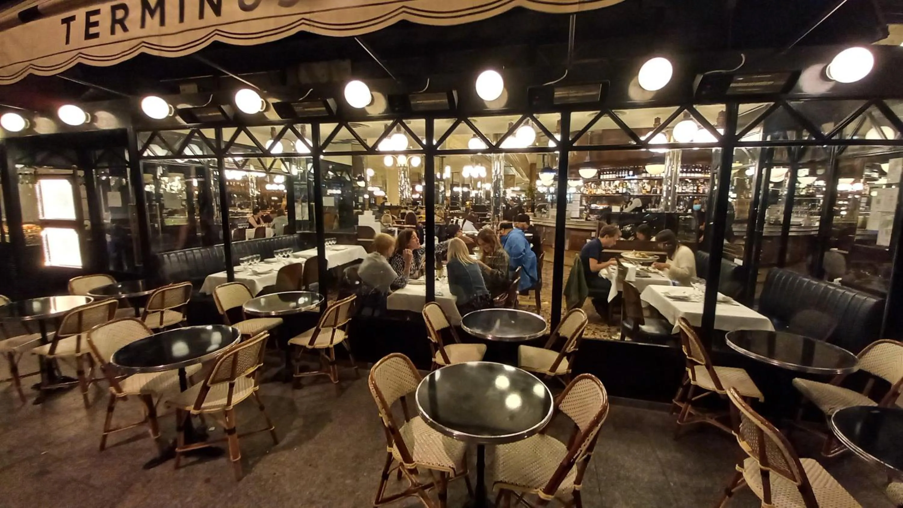 Restaurant/places to eat in Hôtel Paris Nord