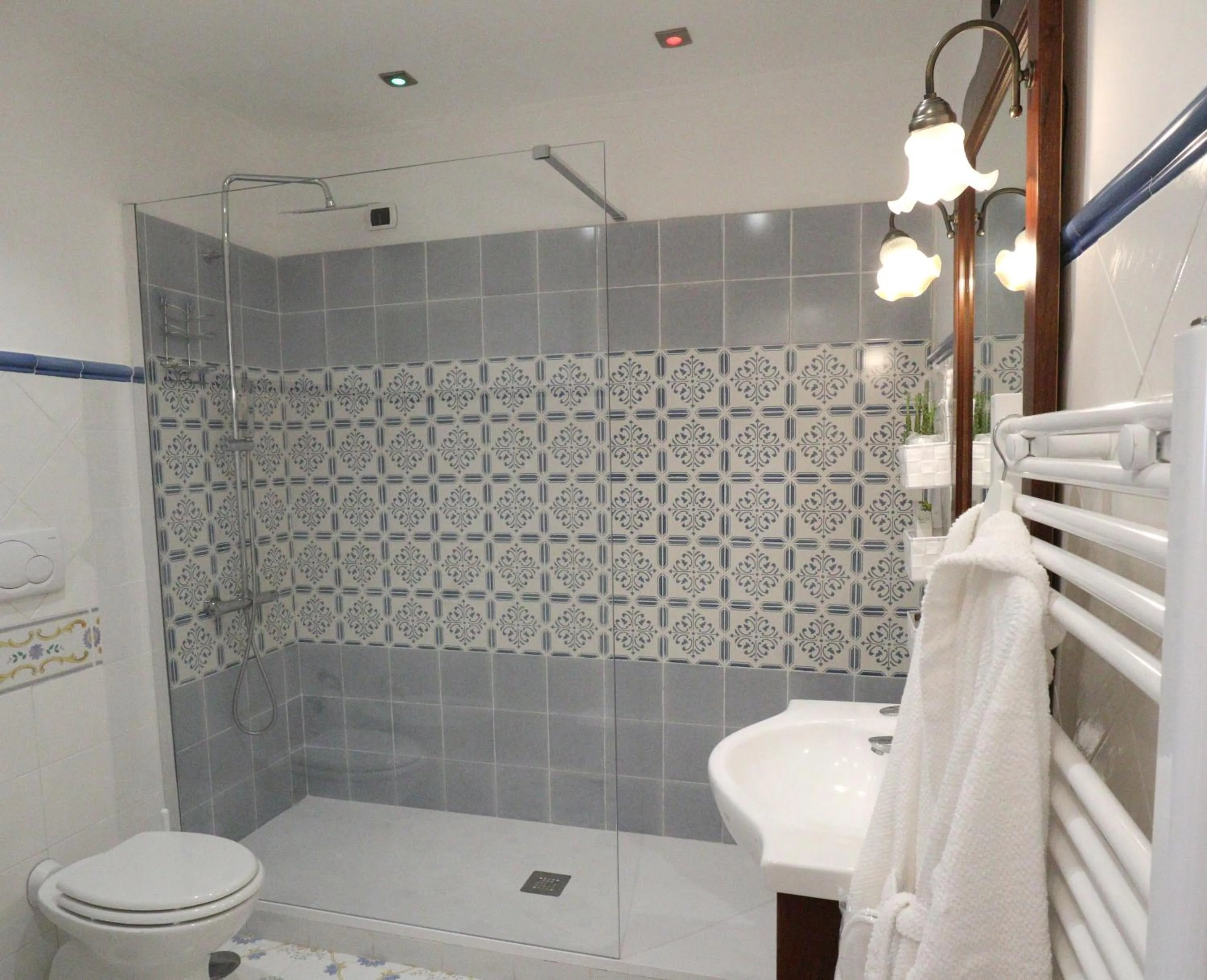 Shower in Villa Palmentiello