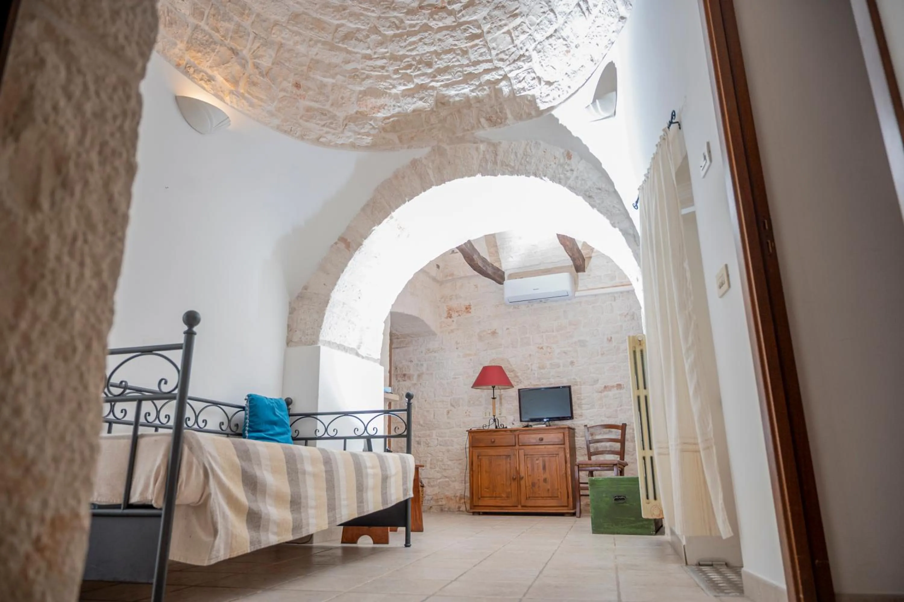 Photo of the whole room, Bed in Charming Trulli