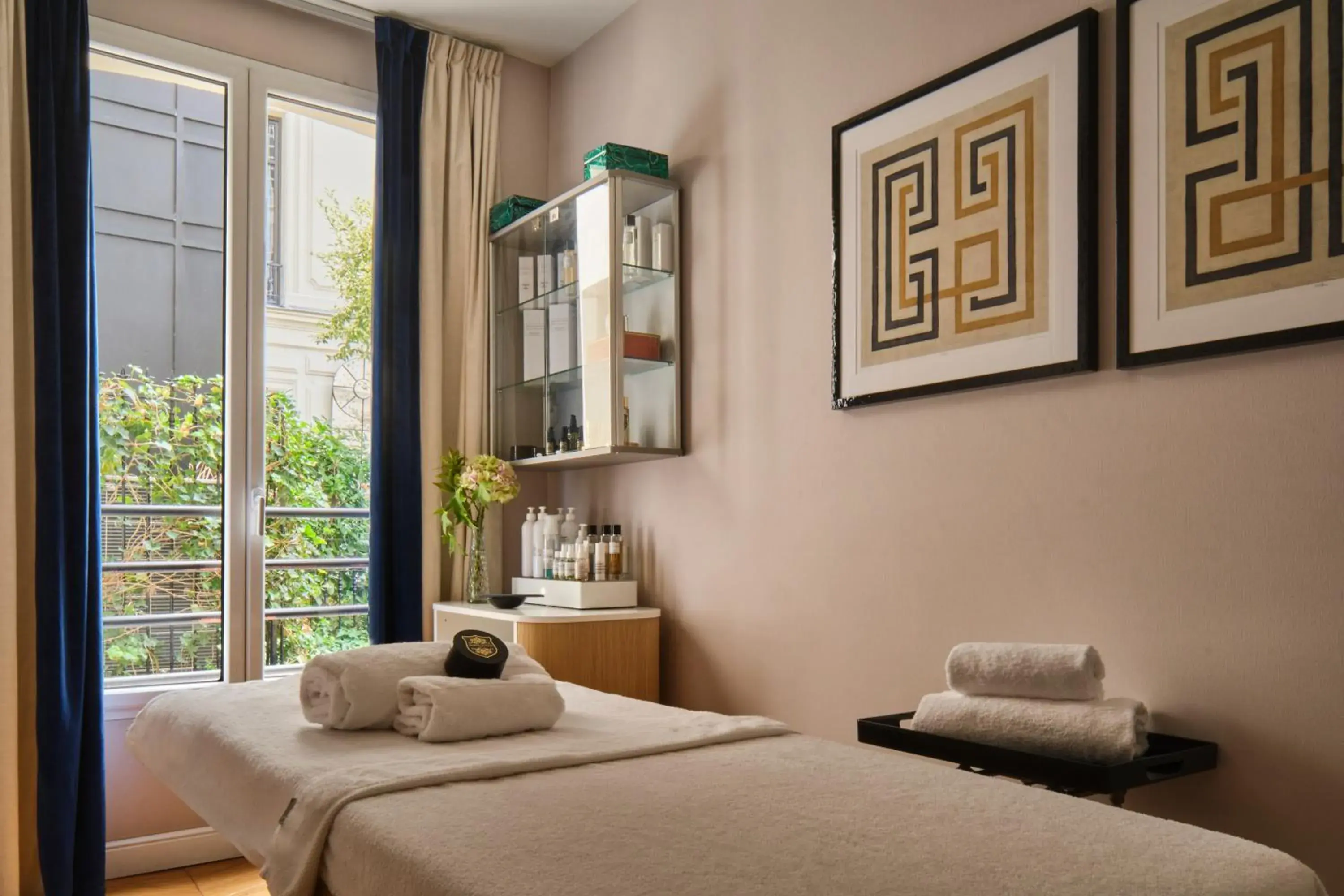 Massage, Bed in Lord Byron Massage, Bed in Lord Byron