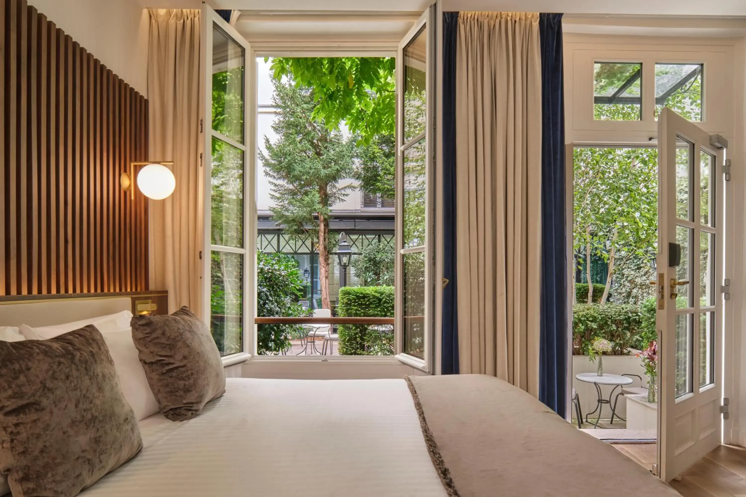 TV and multimedia, Bed in Lord Byron TV and multimedia, Bed in Lord Byron