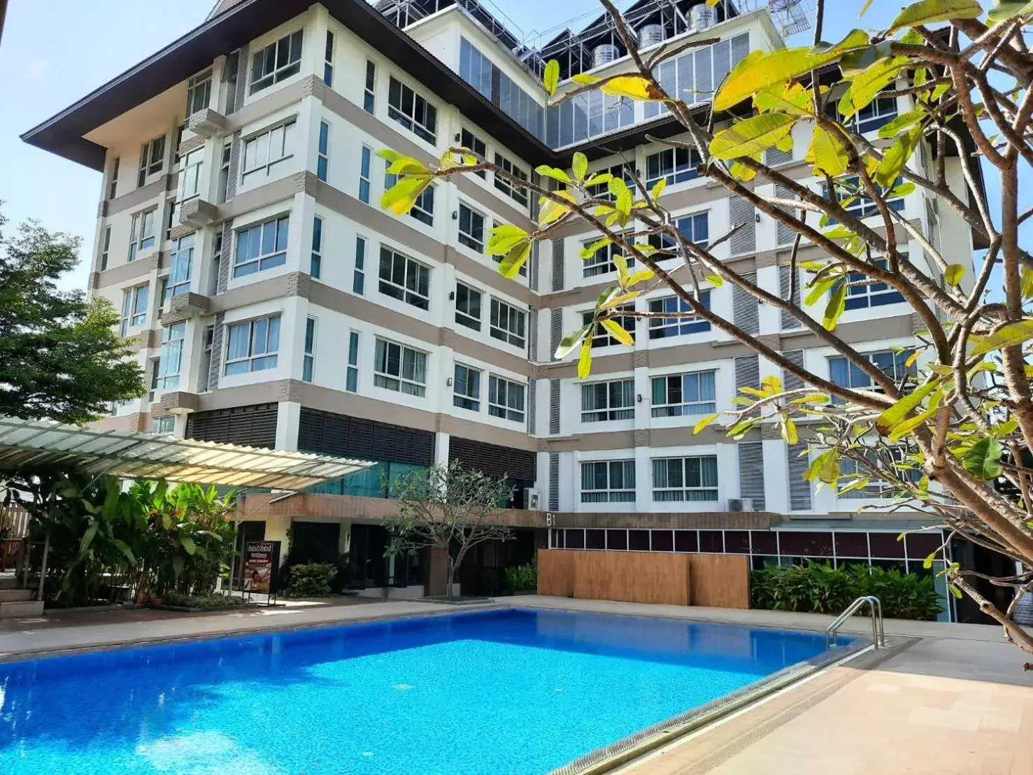 Swimming pool in J Park Hotel - SHA Extra Plus Swimming pool in J Park Hotel - SHA Extra Plus