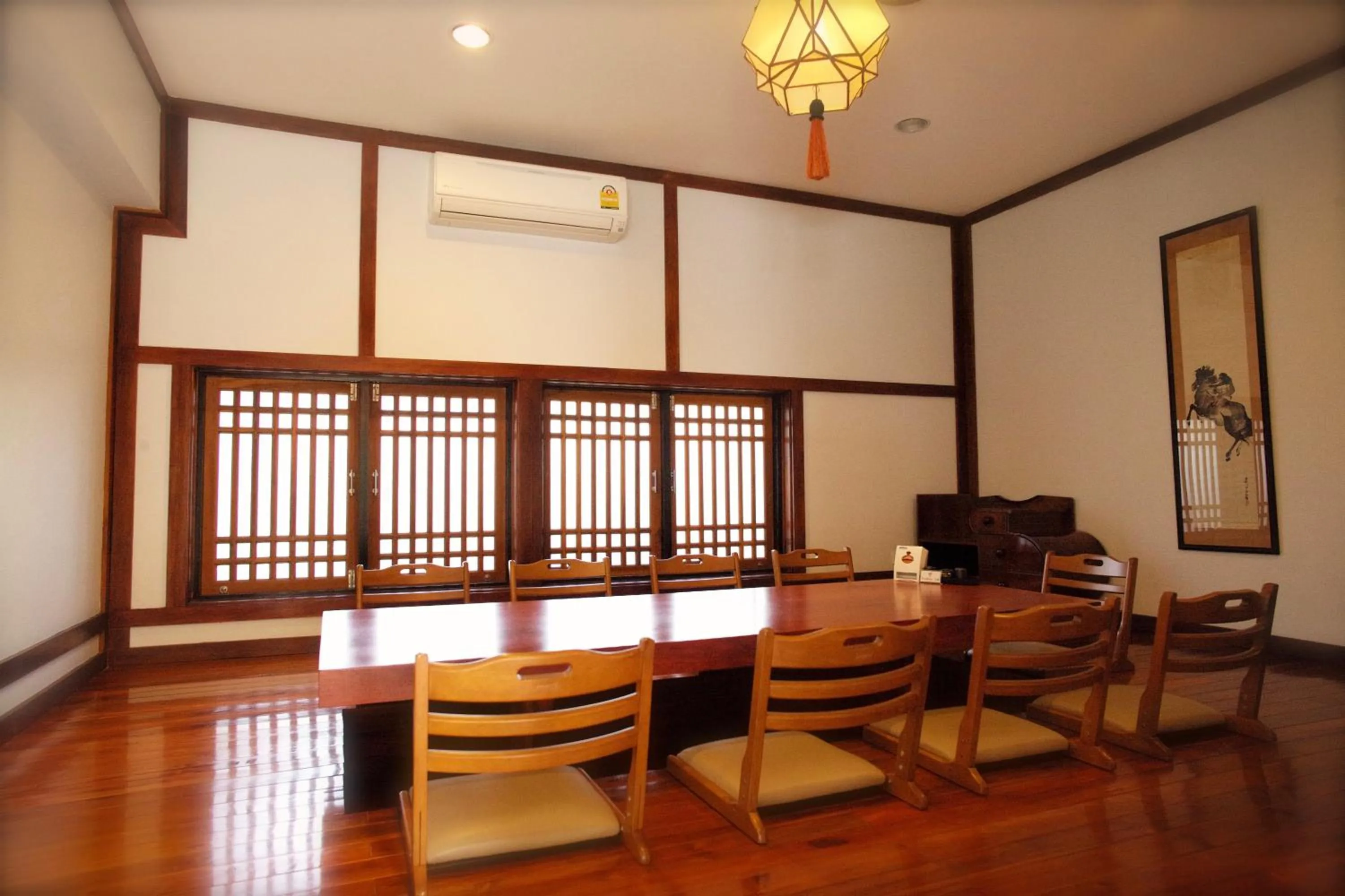 Restaurant/places to eat in J Park Hotel - SHA Extra Plus