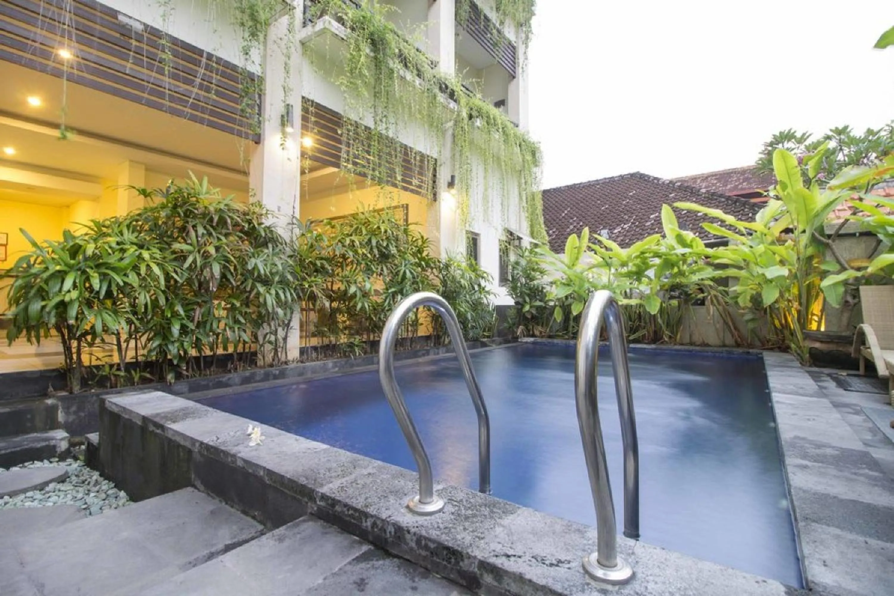 Swimming pool in RedDoorz at Benesari 2 Legian