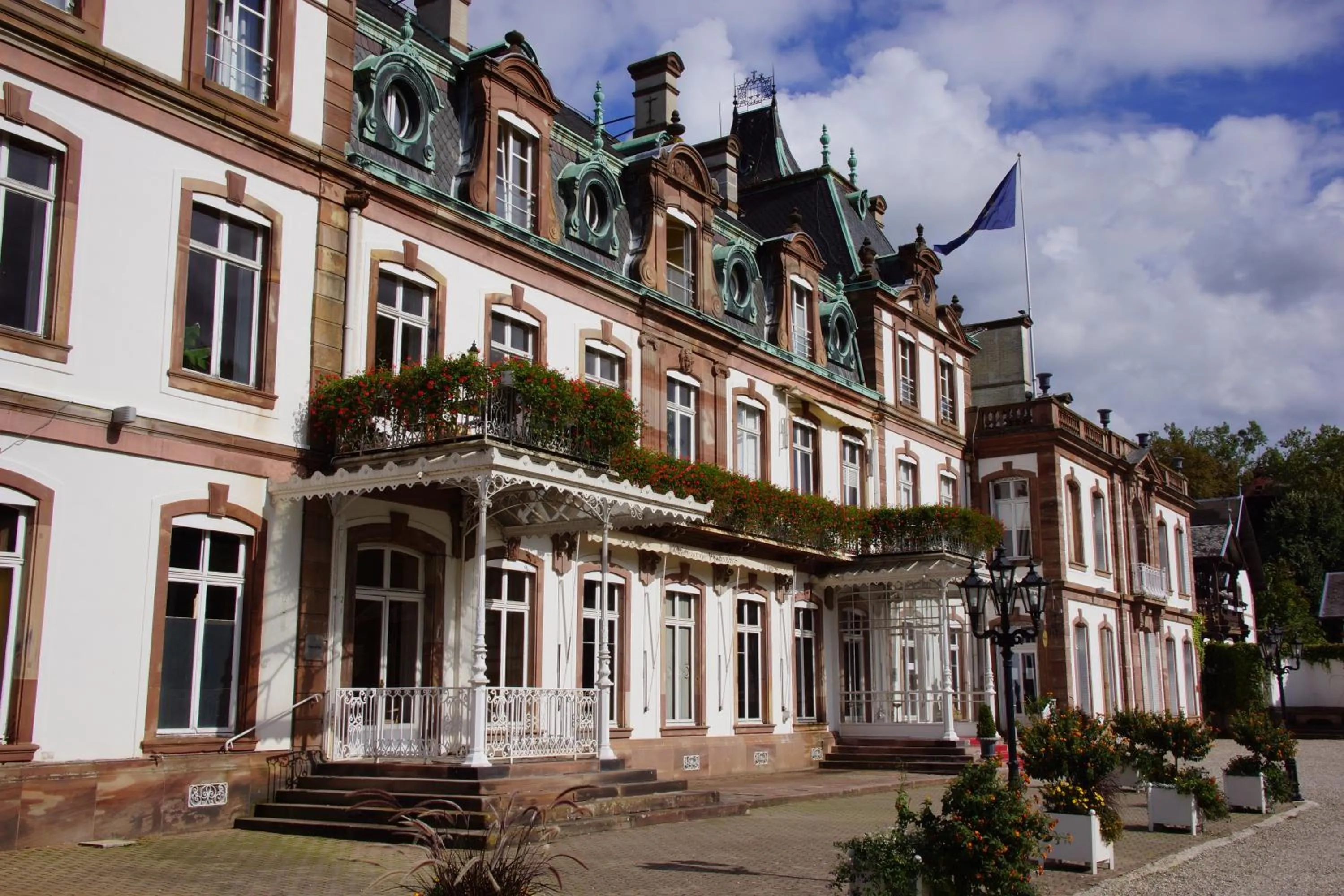Facade/entrance in Château de Pourtalès