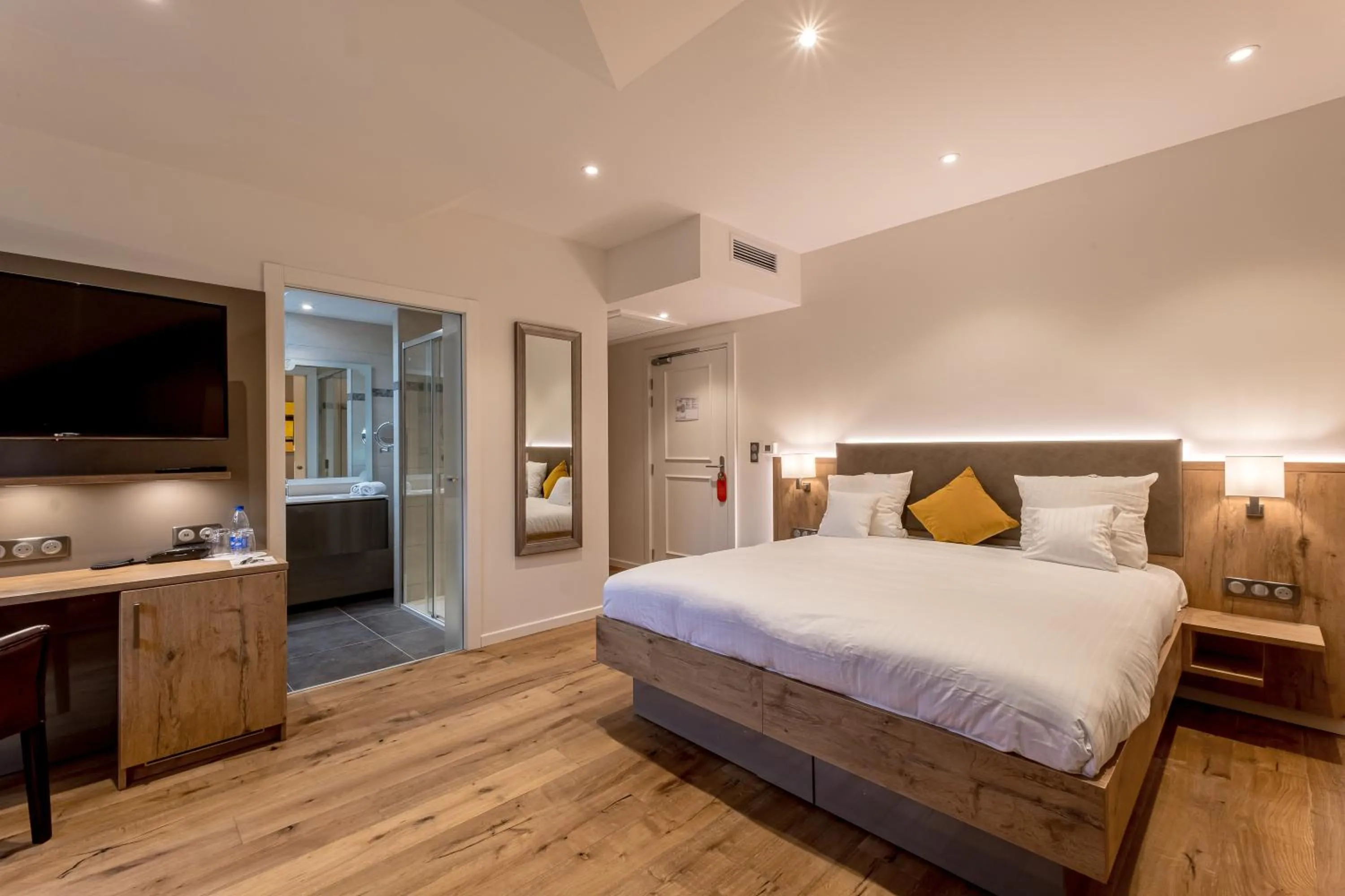 Photo of the whole room, Bed in Château de Pourtalès