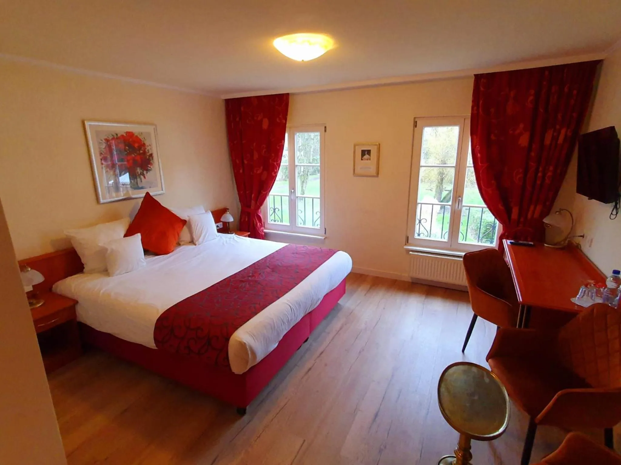 Bedroom, Bed in Château de Pourtalès