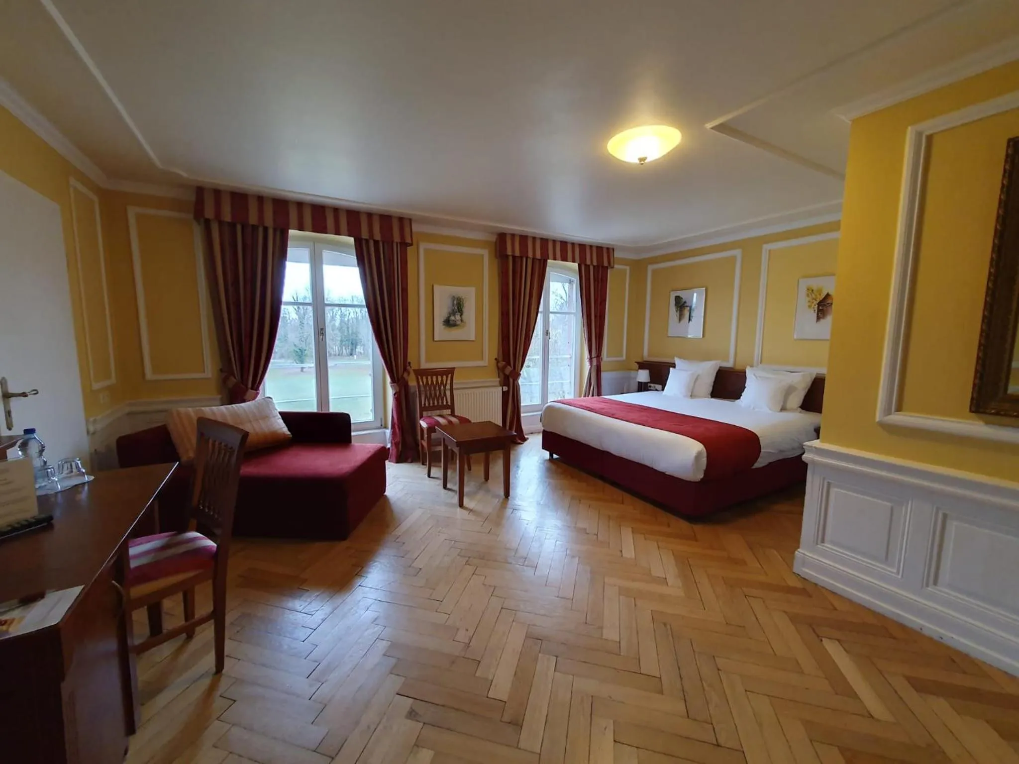 Bedroom, Bed in Château de Pourtalès