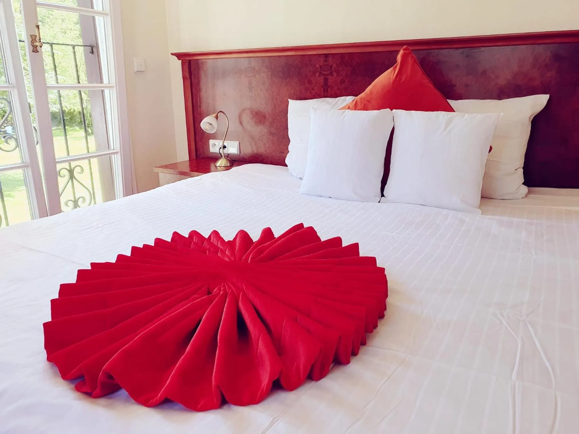 Bedroom, Bed in Château de Pourtalès