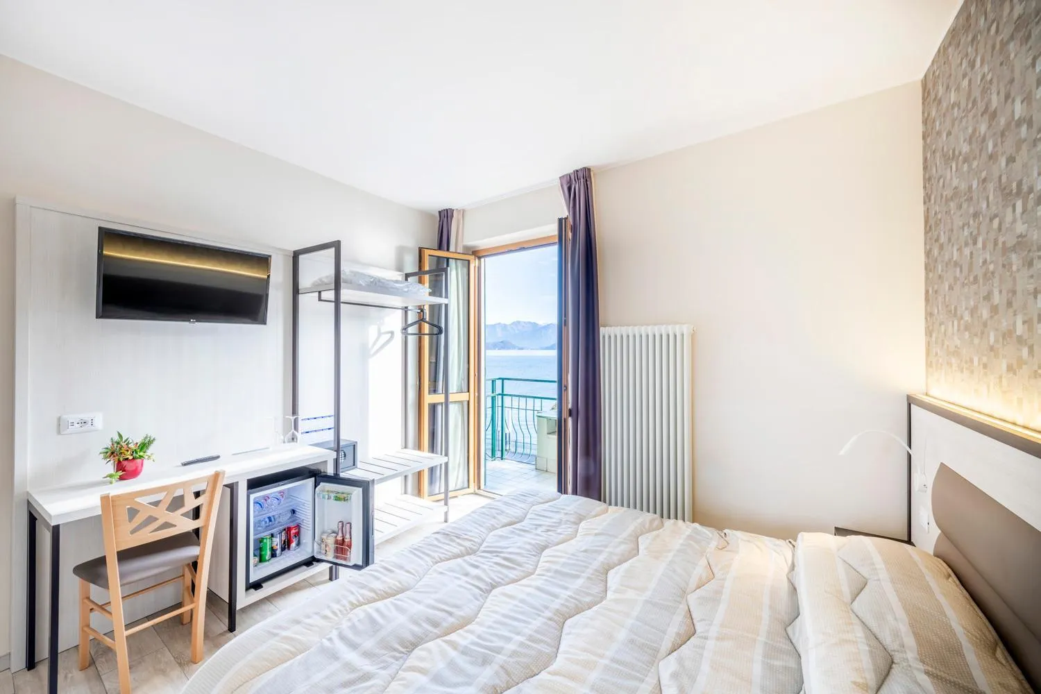 TV and multimedia, Bed in Hotel Argegno