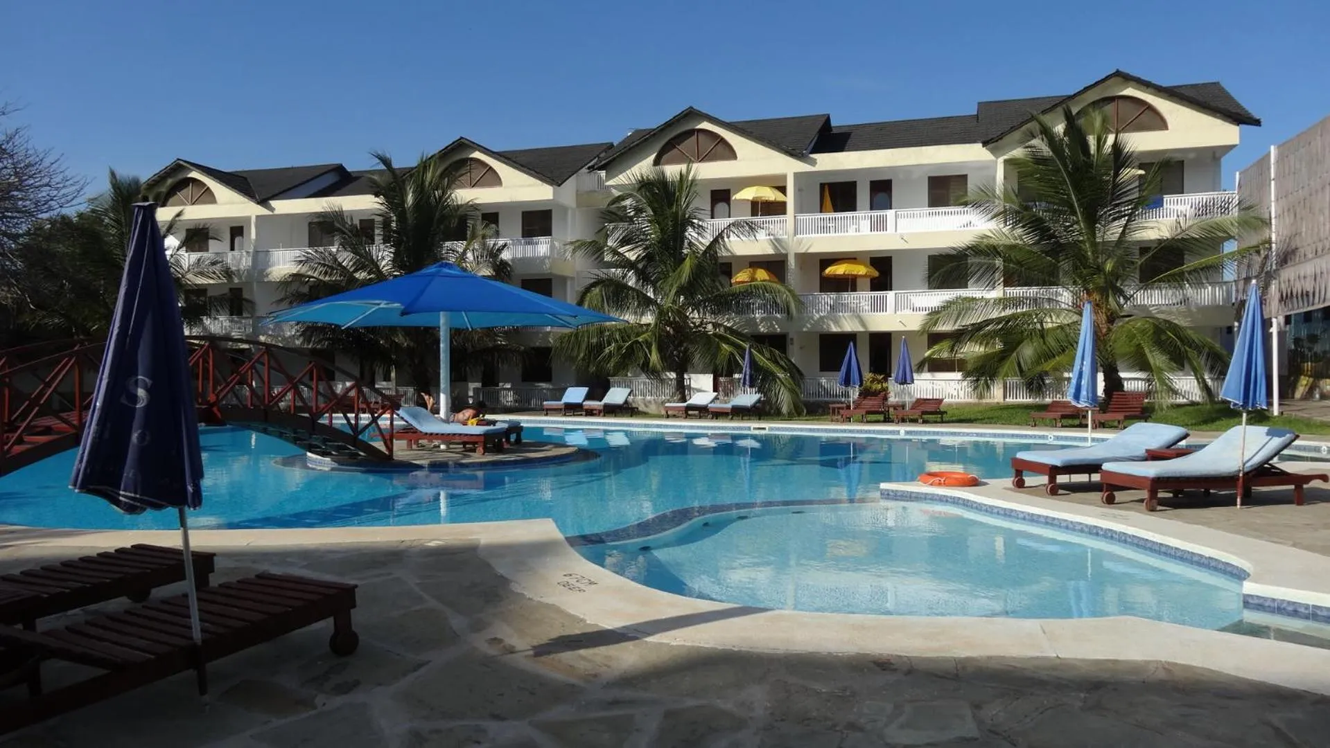 Swimming pool in Morning Star Diani