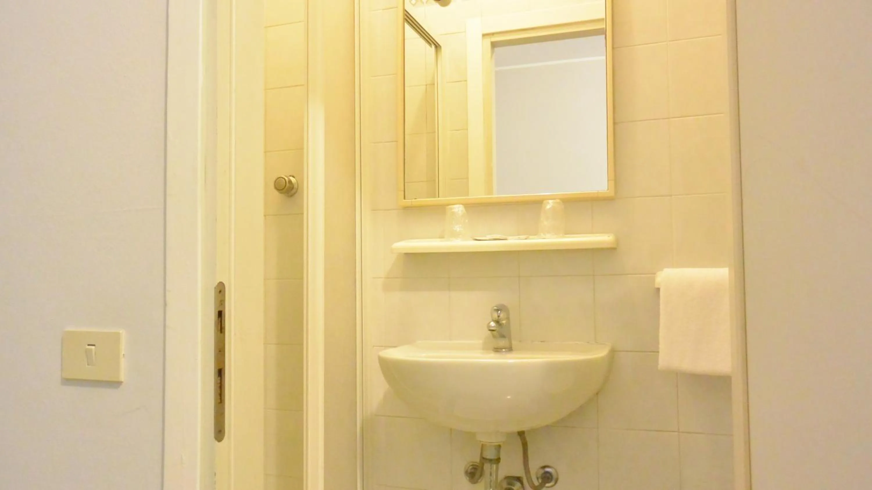 Bathroom in Hotel Arno