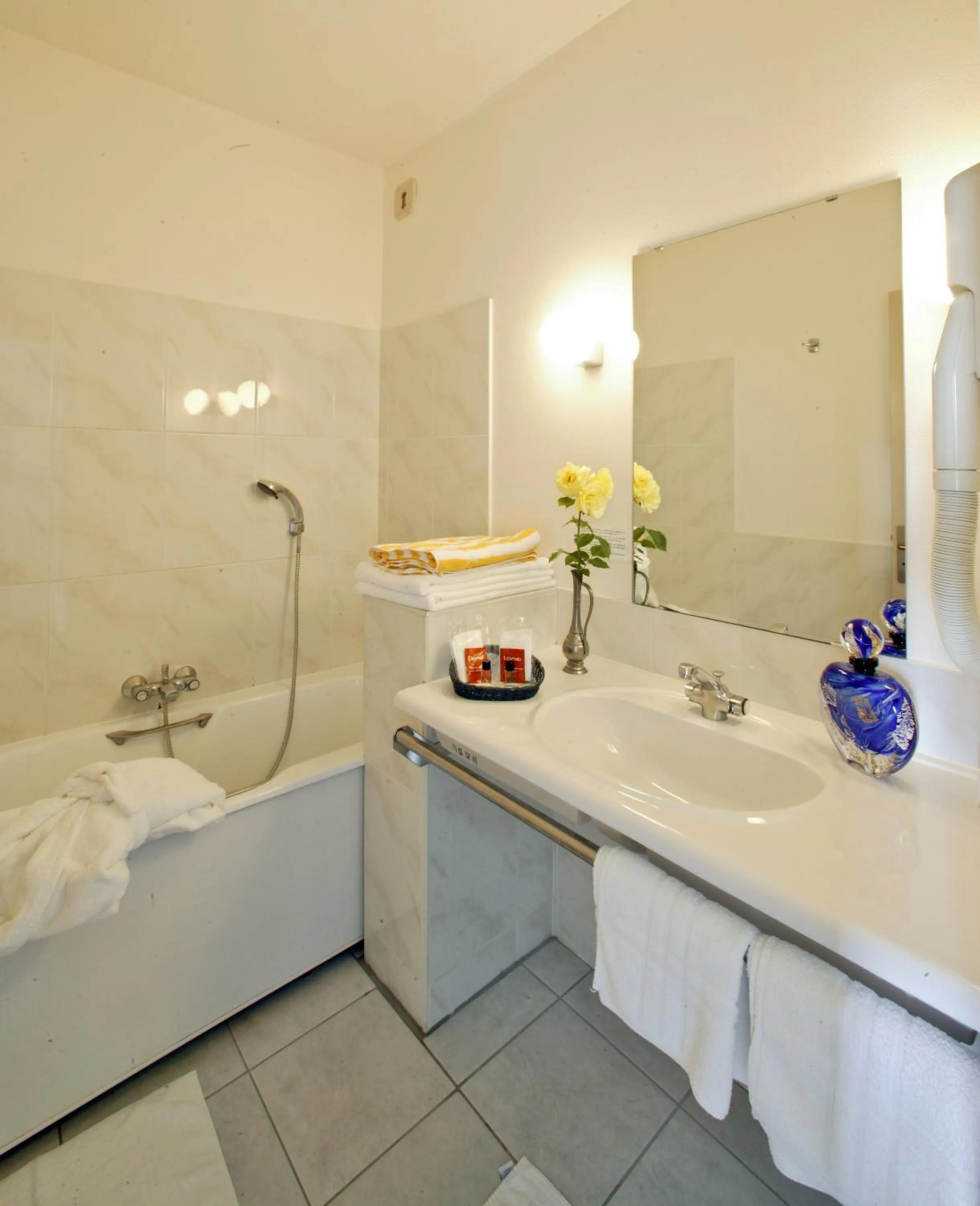 Bathroom in Hôtel Restaurant du Château