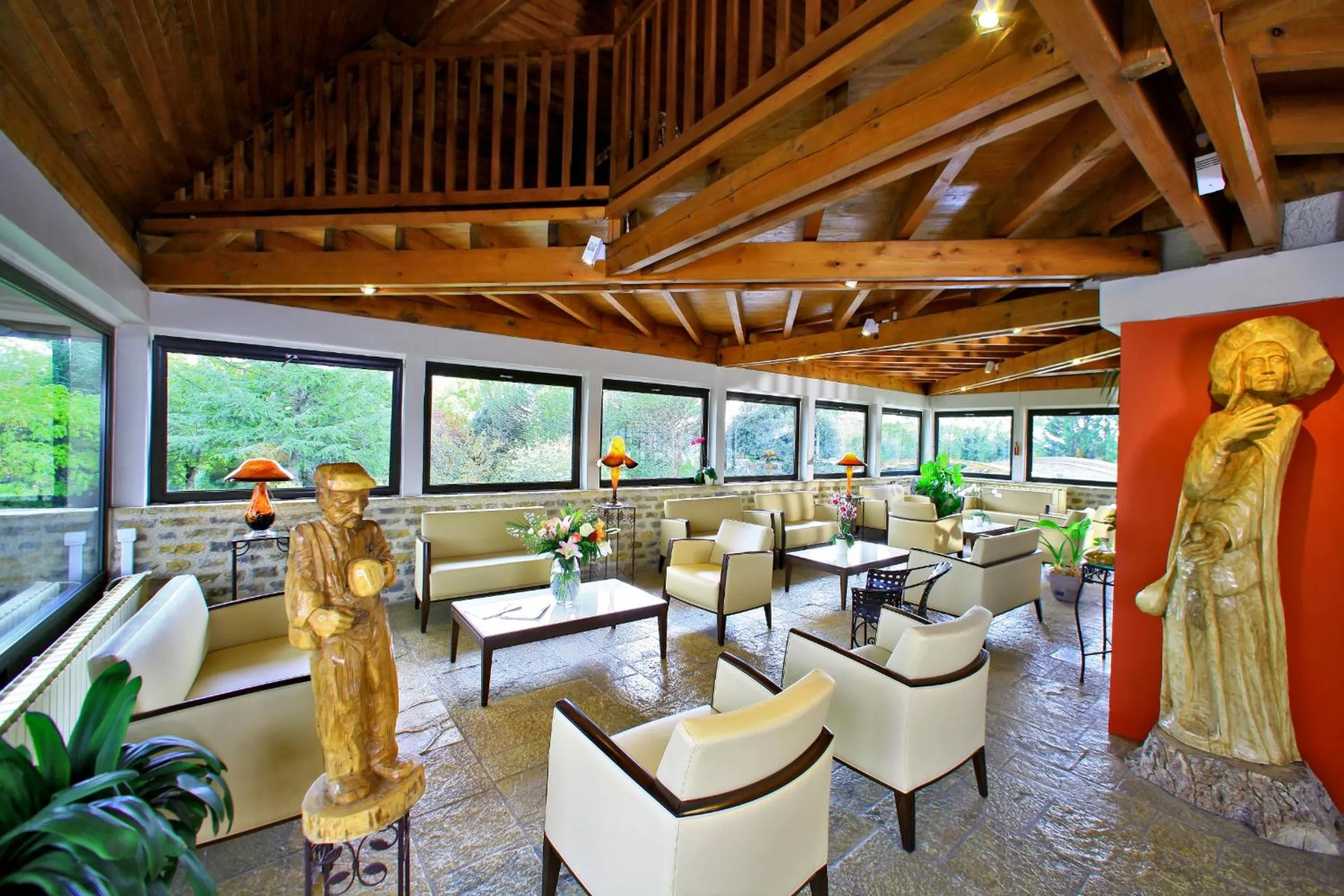 Communal lounge/ TV room in Hôtel Restaurant du Château