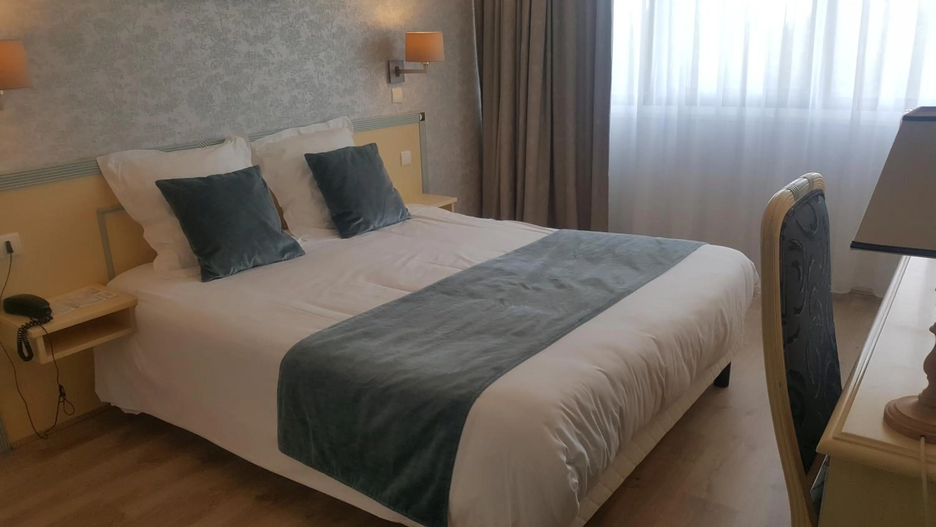 Shower in Hôtel Restaurant du Château