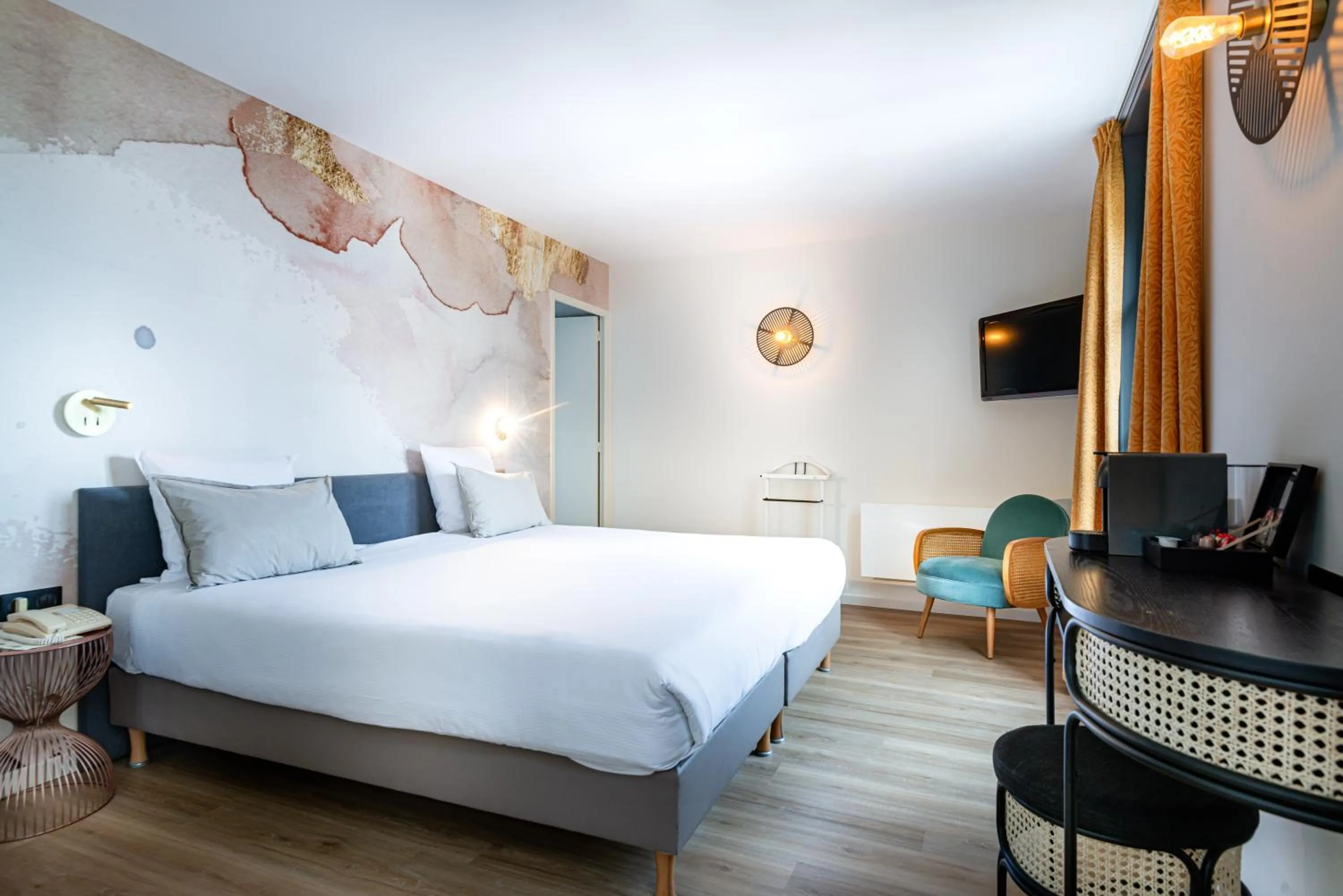 Bedroom, Bed in Hôtel de la Cité