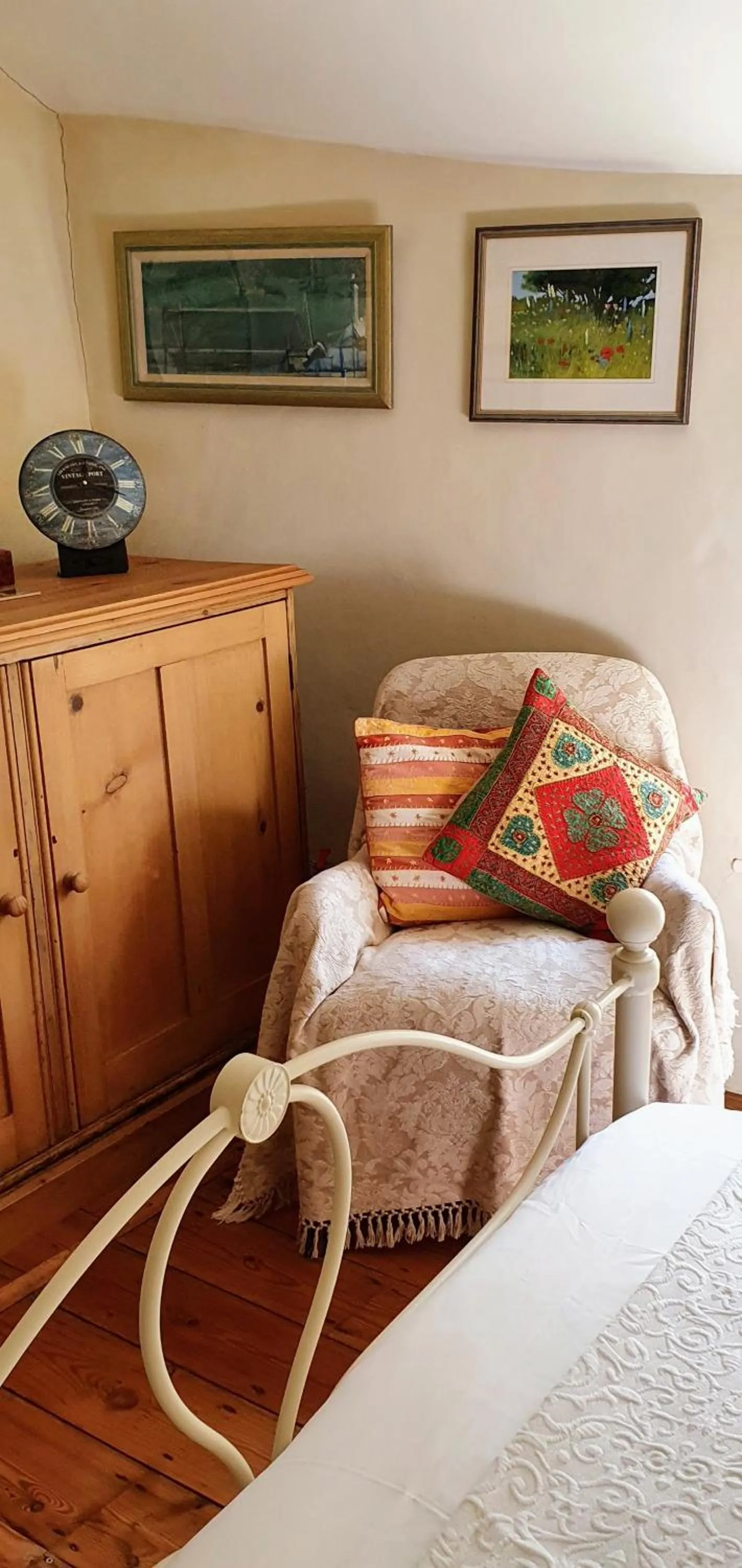 Seating area, Bed in Tracebridge Cottage B&B